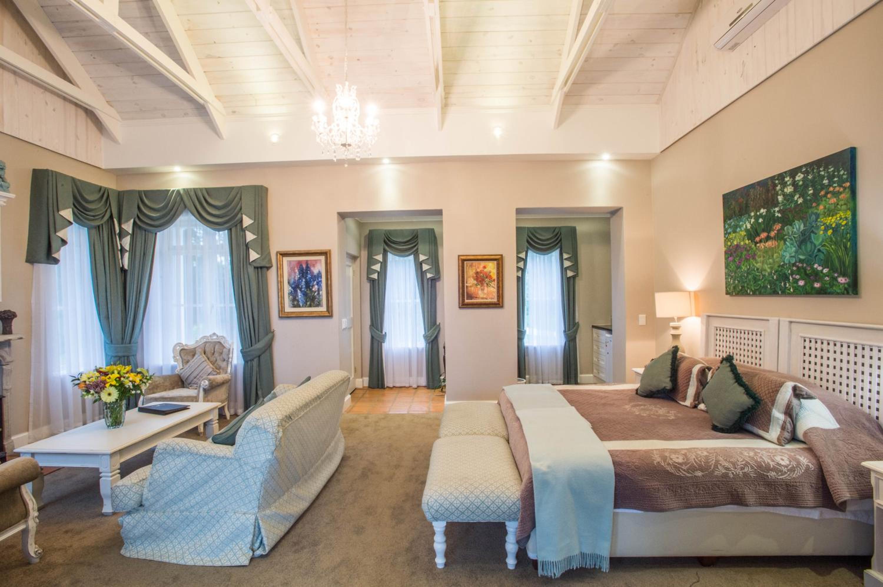 Superior Suite with Mountain View - Photo 9