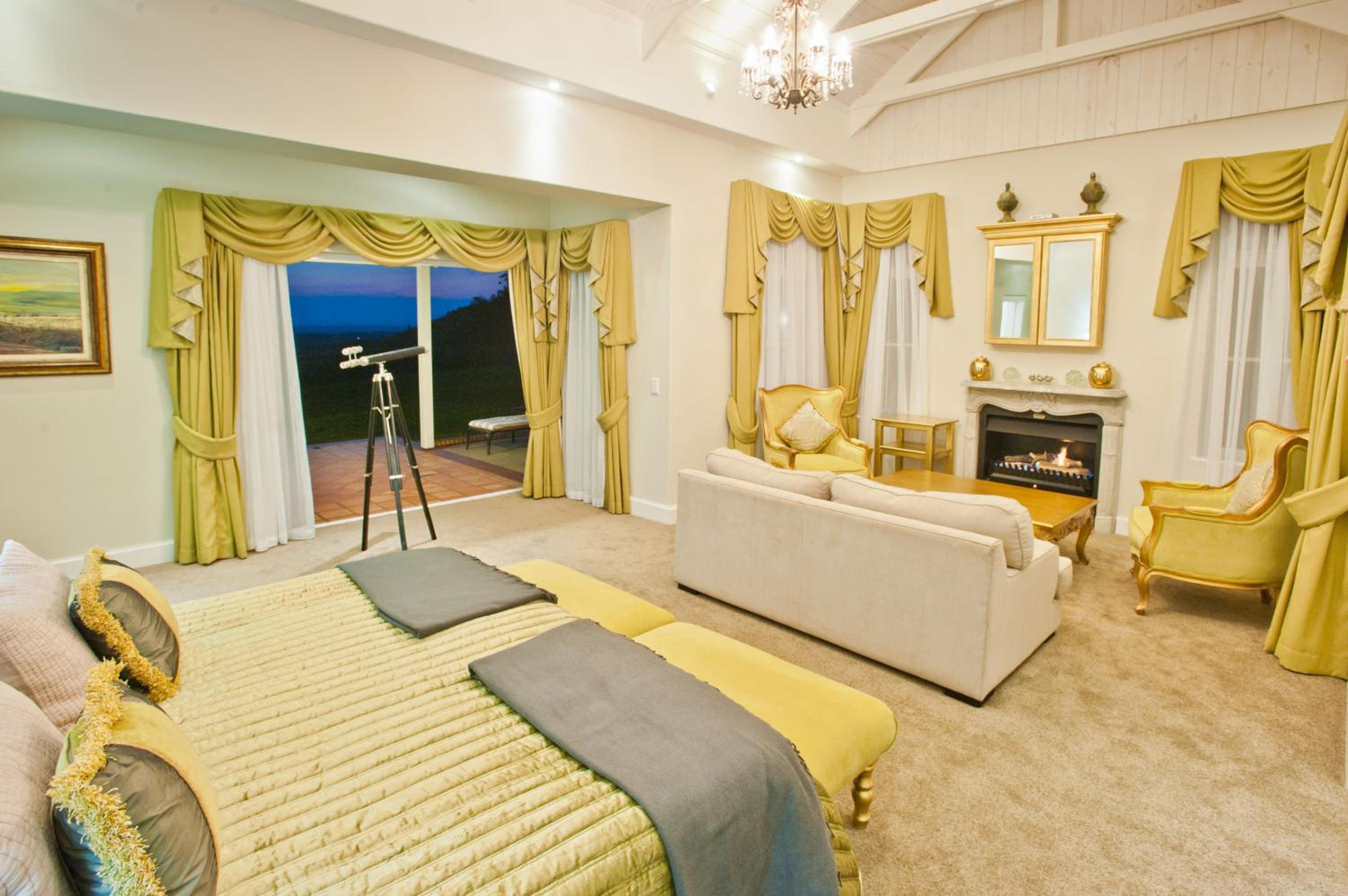 Superior Suite with Mountain View - Photo 12