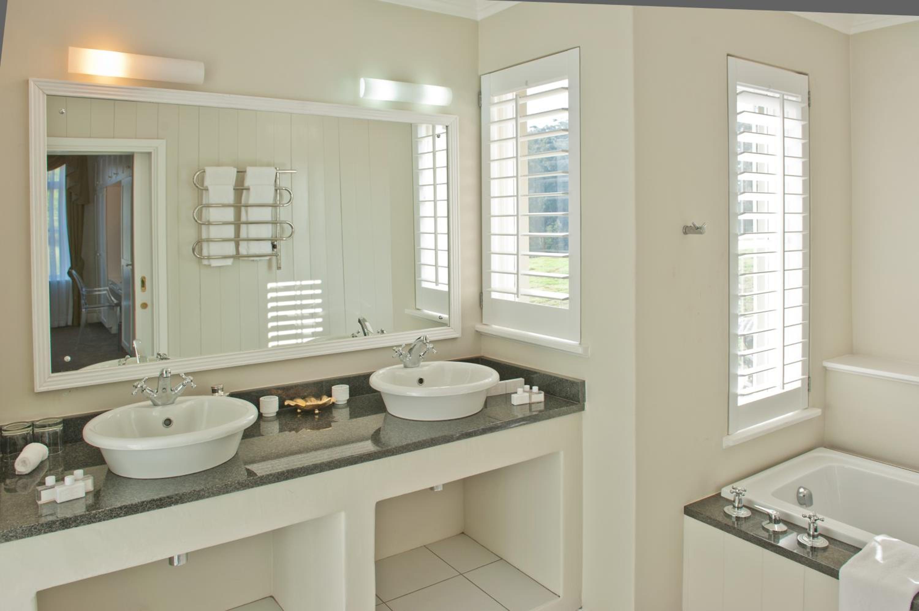 Superior Suite with Mountain View - Photo 13