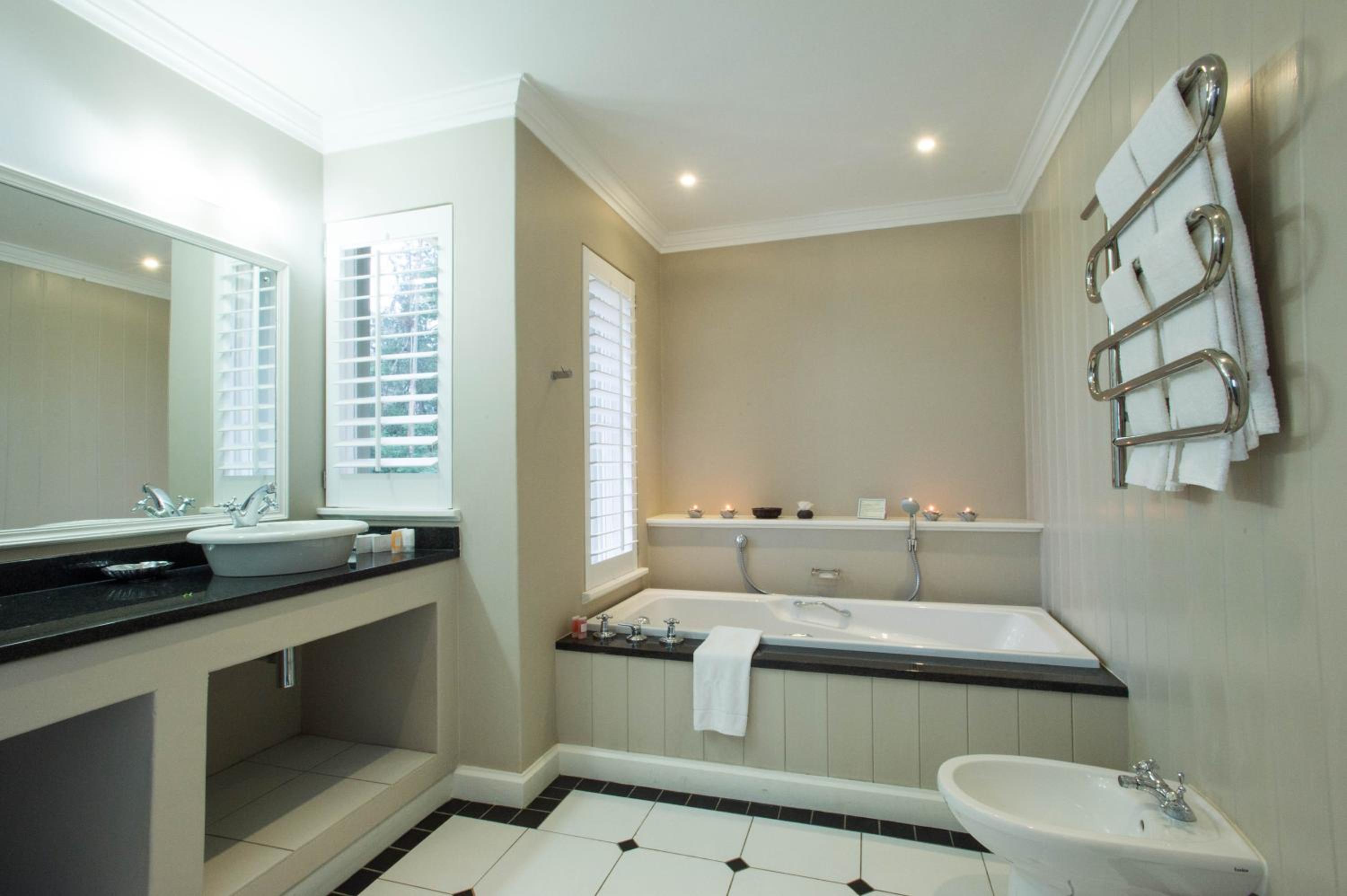 Superior Suite with Mountain View - Photo 8