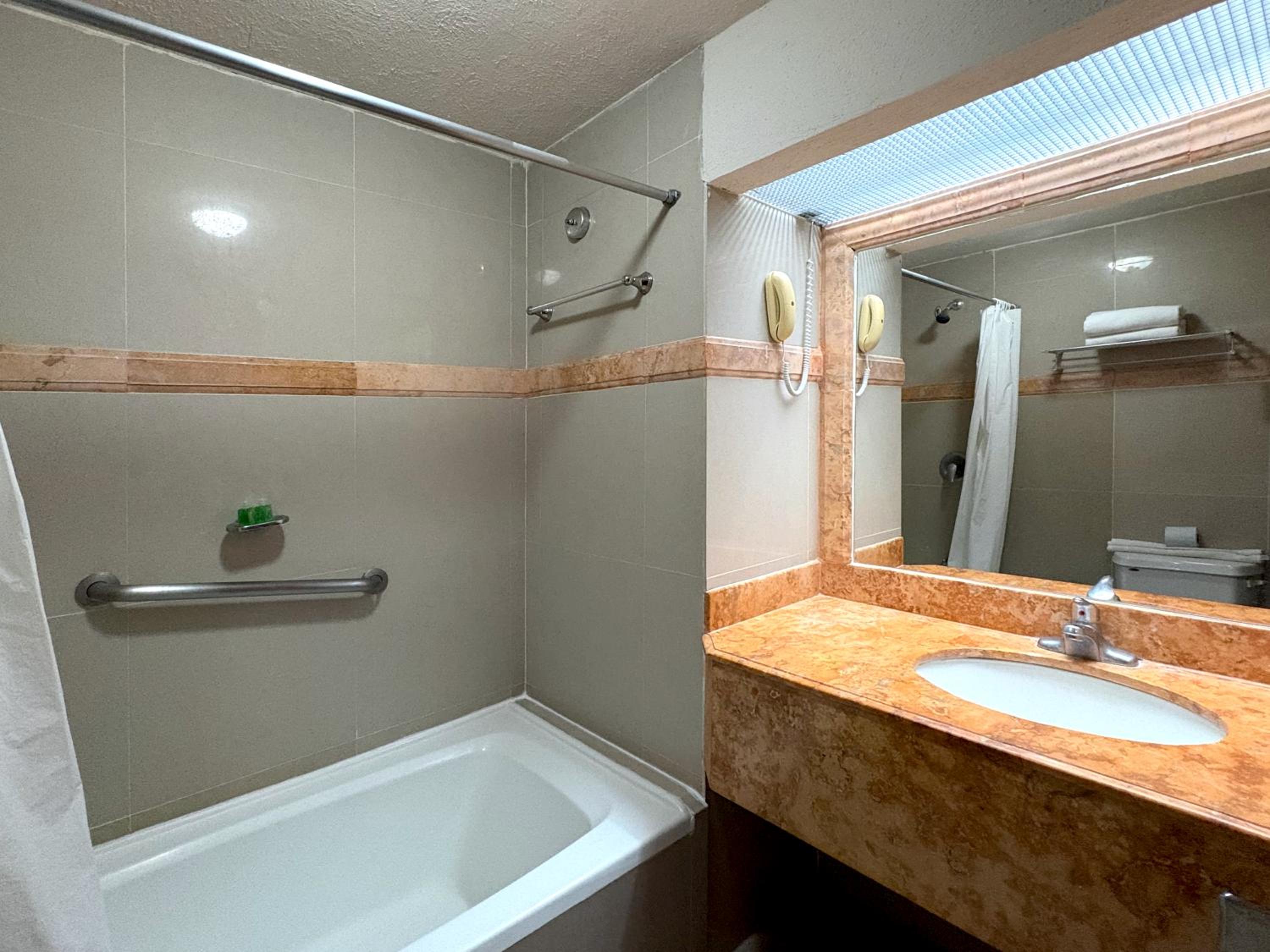 Deluxe King Room with Bathtub (Mini-bar & Coffee Maker) photo 1