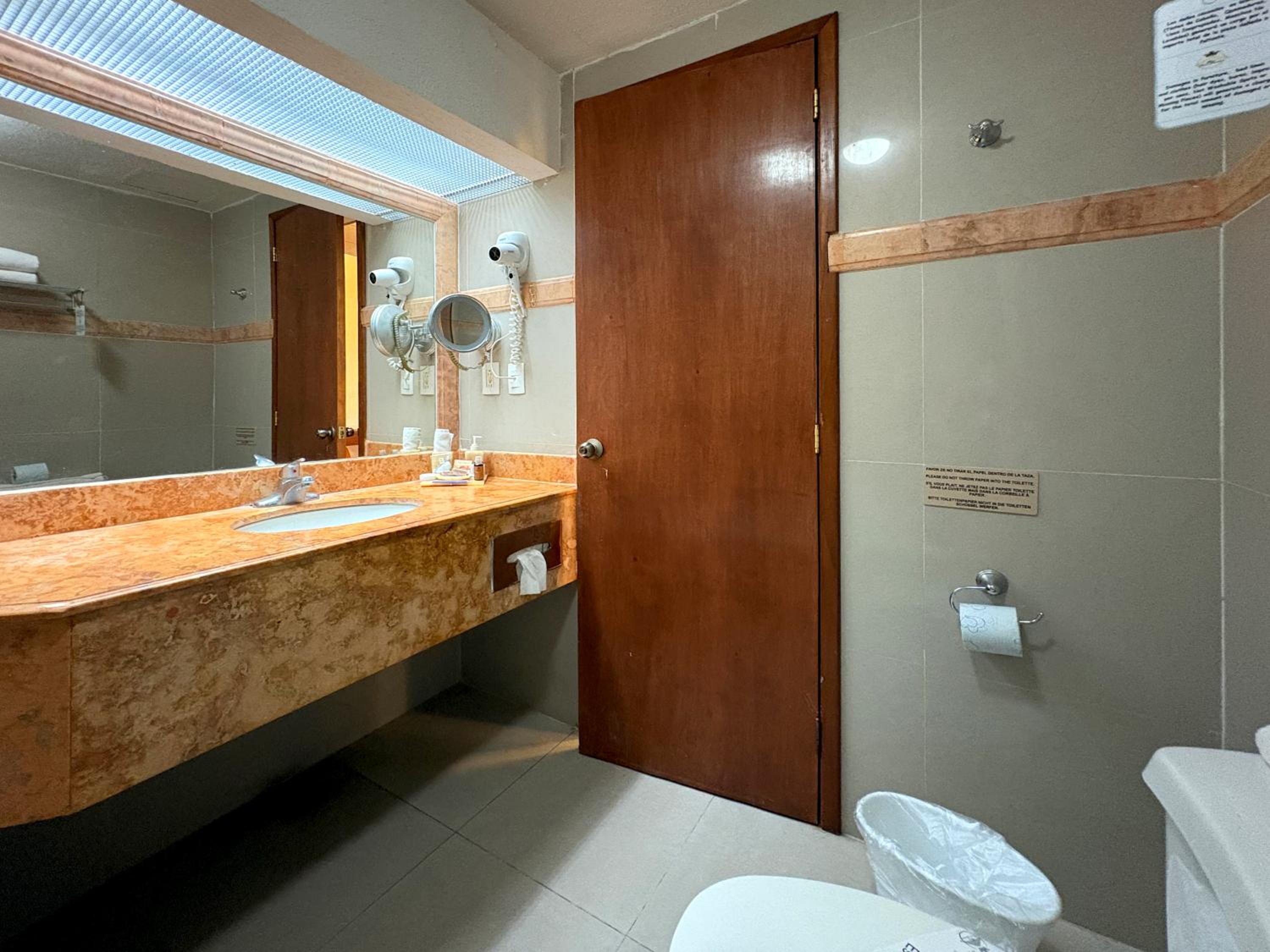 Deluxe King Room with Bathtub (Mini-bar & Coffee Maker) photo 2