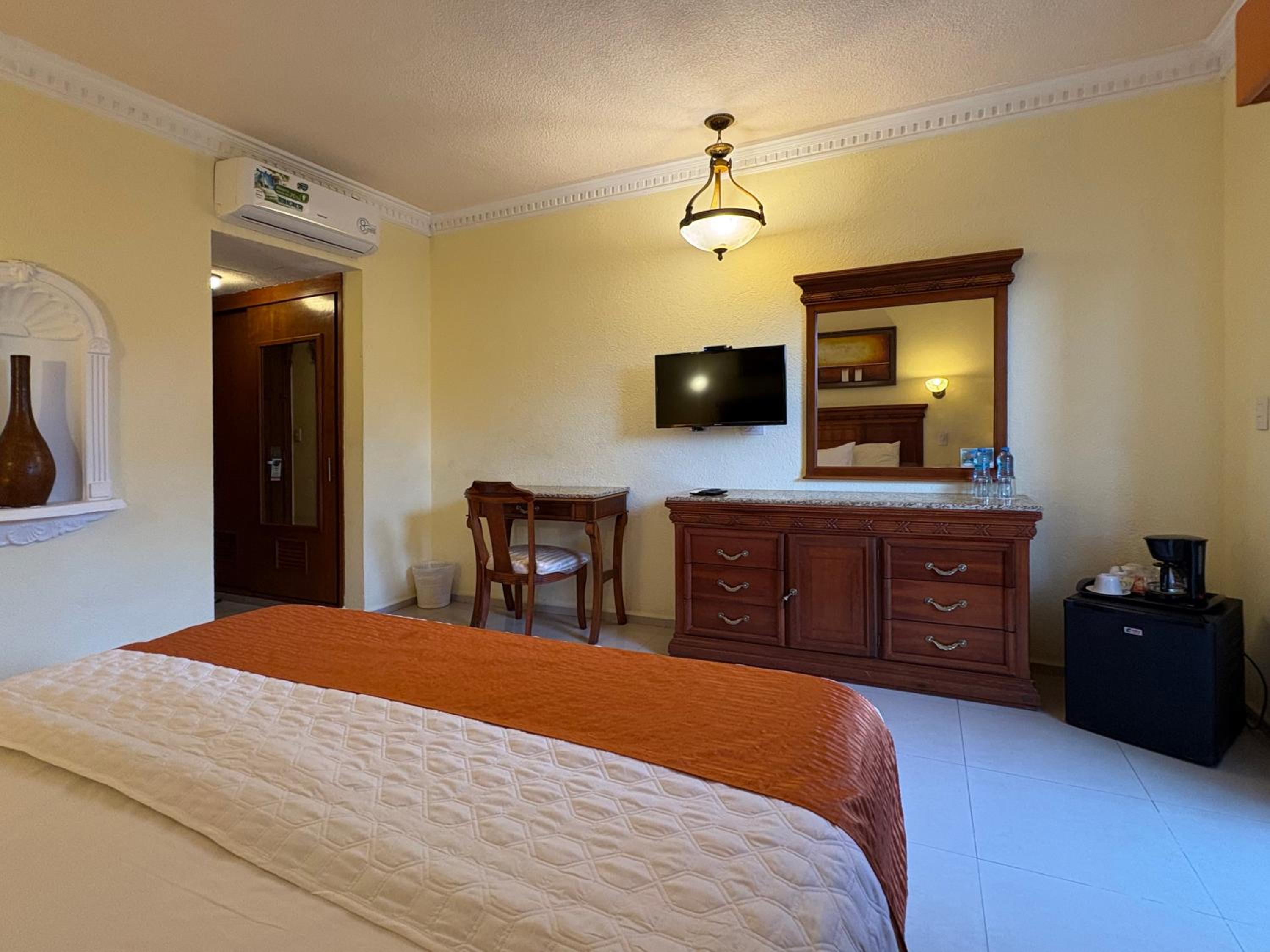 Deluxe King Room with Bathtub (Mini-bar & Coffee Maker) photo 3