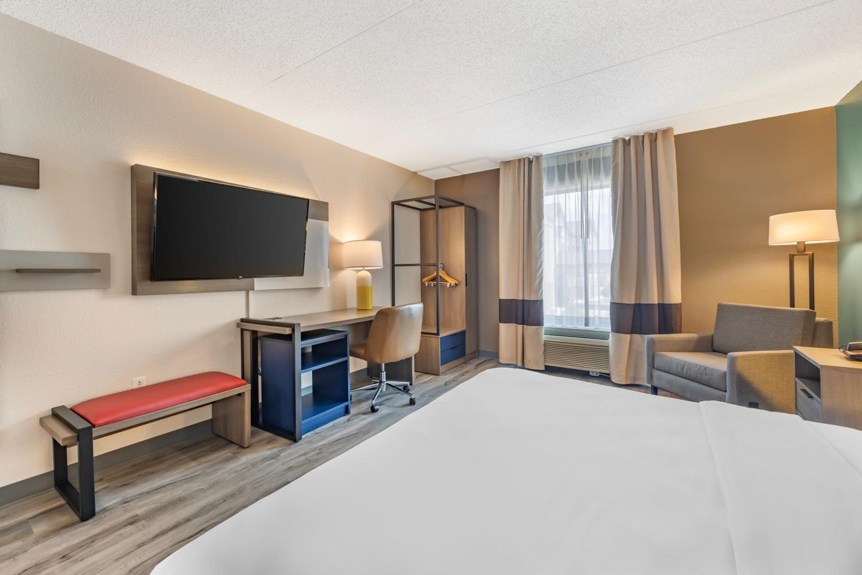 King Room with Sofa Bed - Mobility Accessible/Non-Smoking - Photo 3