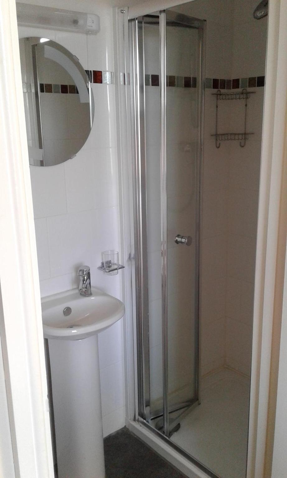 Double Room with Private Bathroom - Photo 3