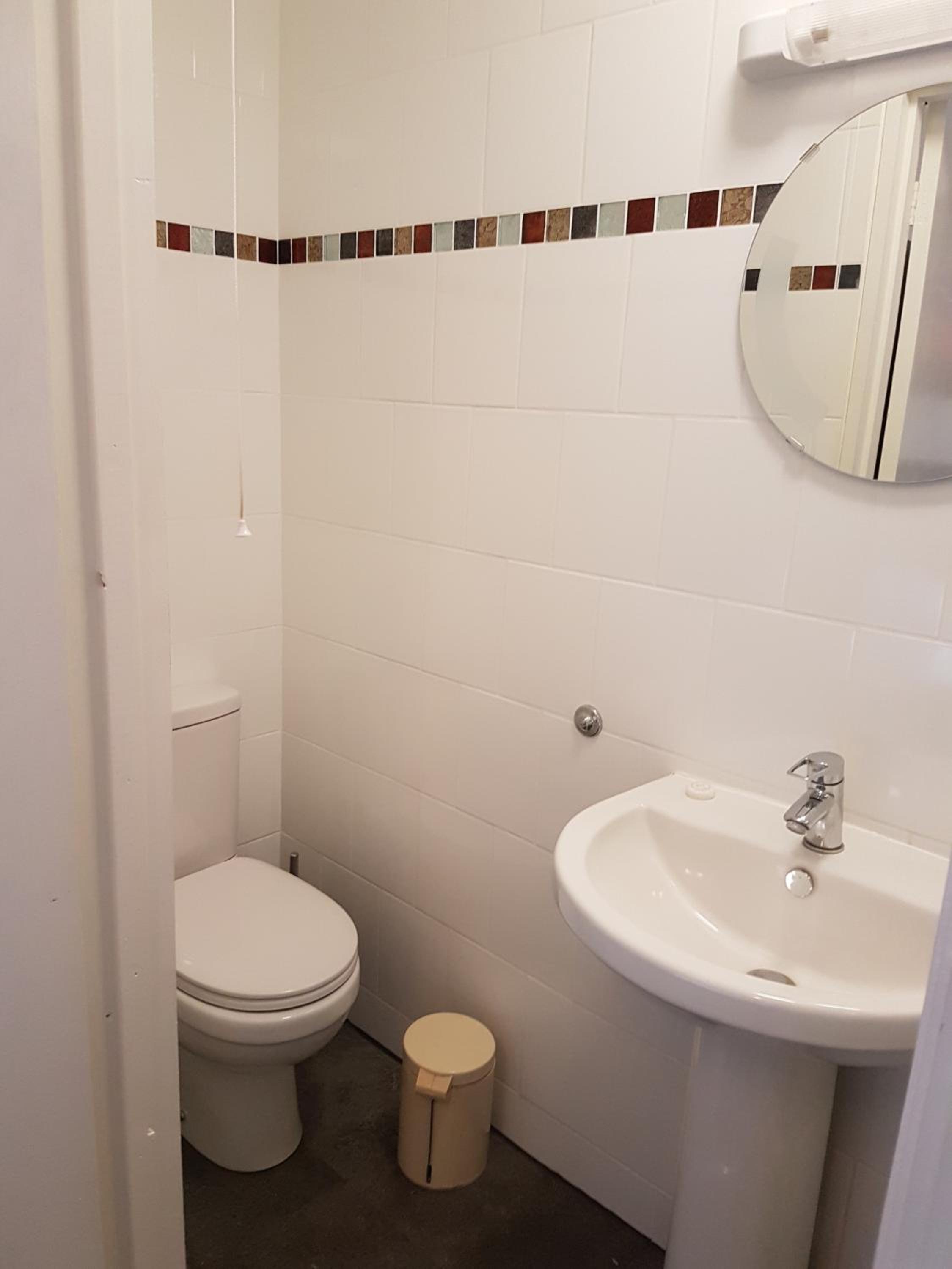 Double Room with Private Bathroom - Photo 2