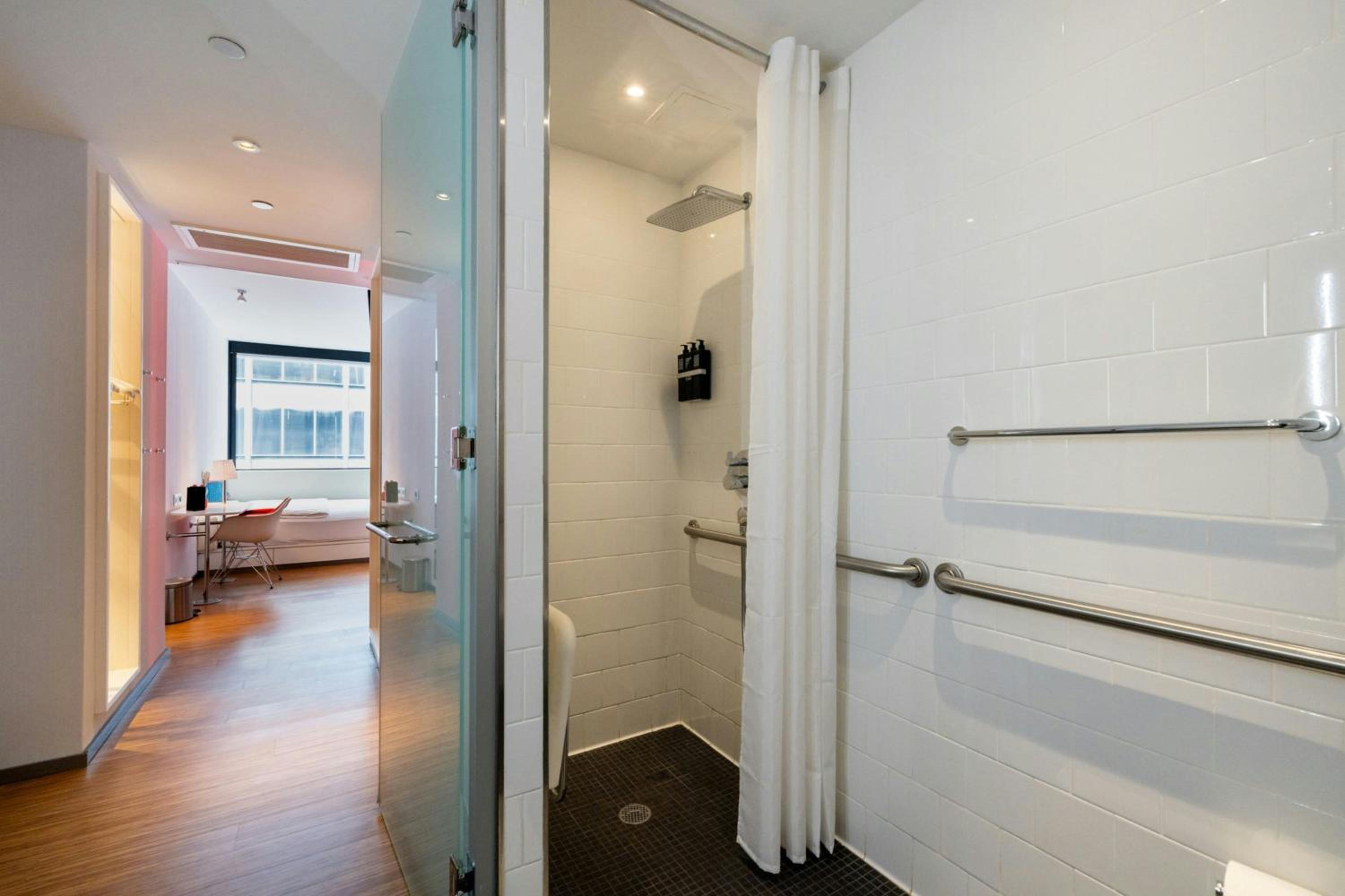 King Room - Accessible thumbnail 6