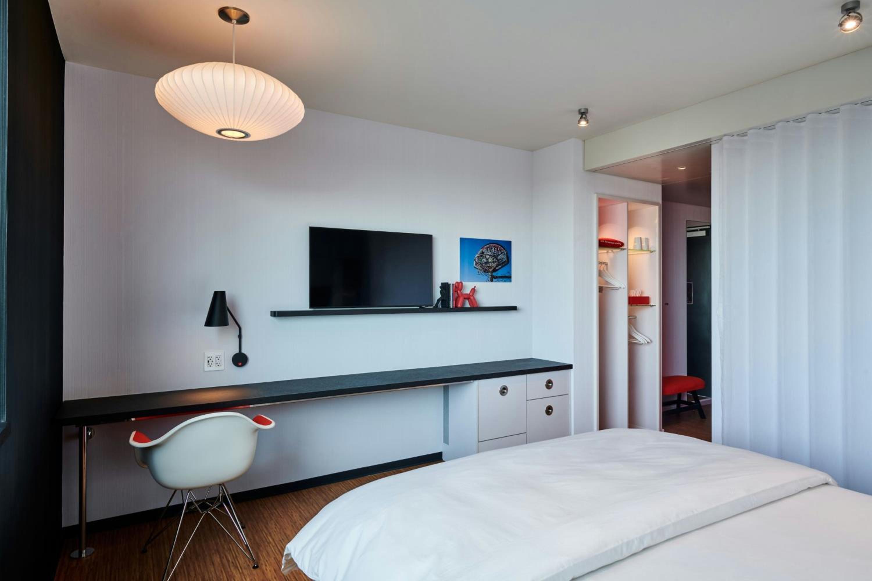 King Room - Accessible - Photo 3