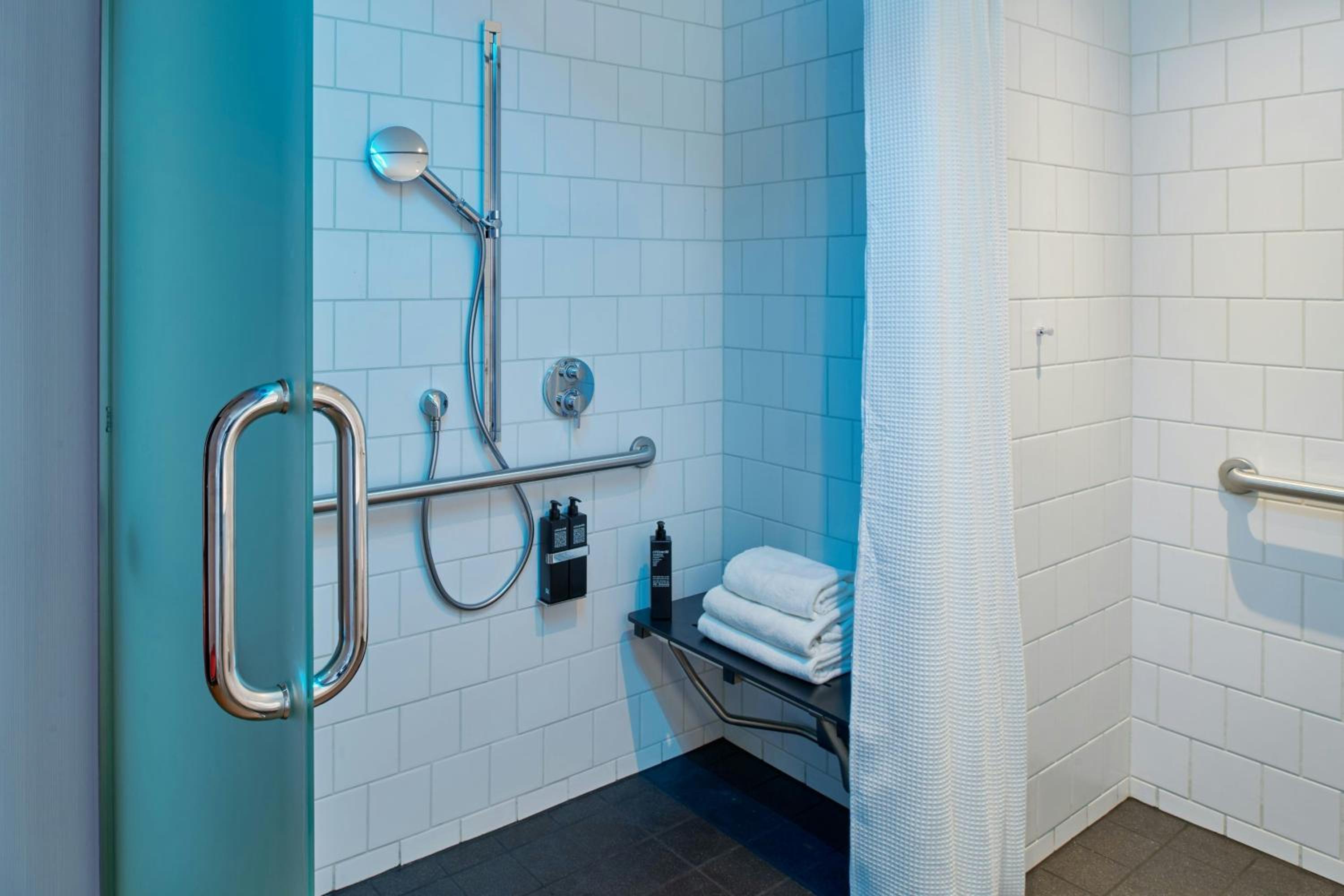 King Room - Accessible - Photo 6