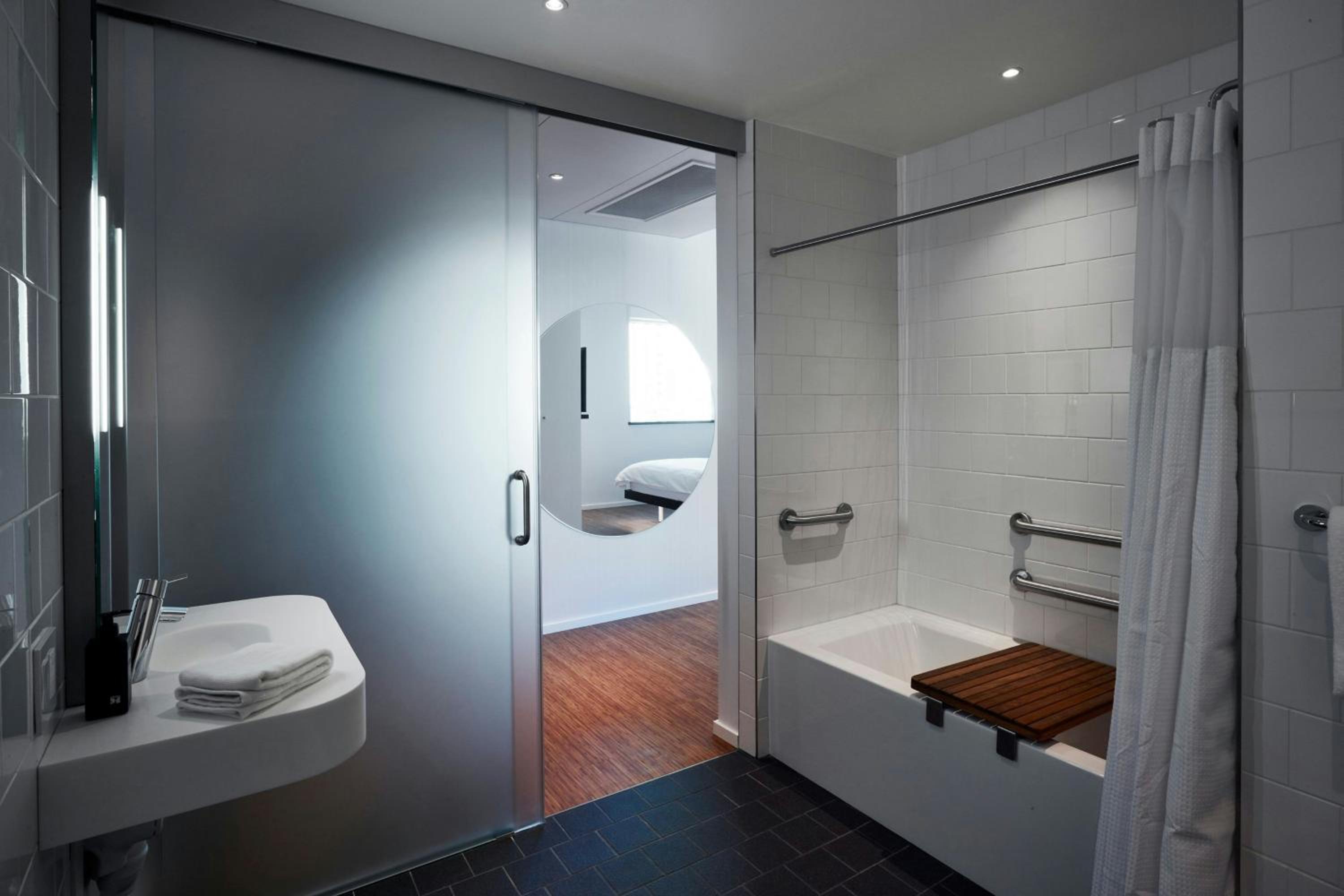 King Room - Accessible - Photo 6