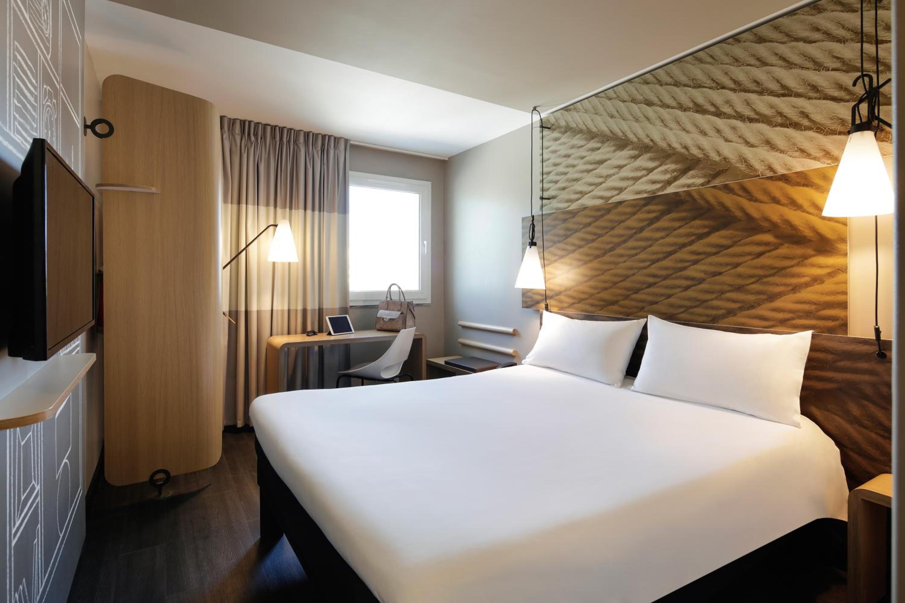 Standard Double Room - Non-Smoking - Photo 3