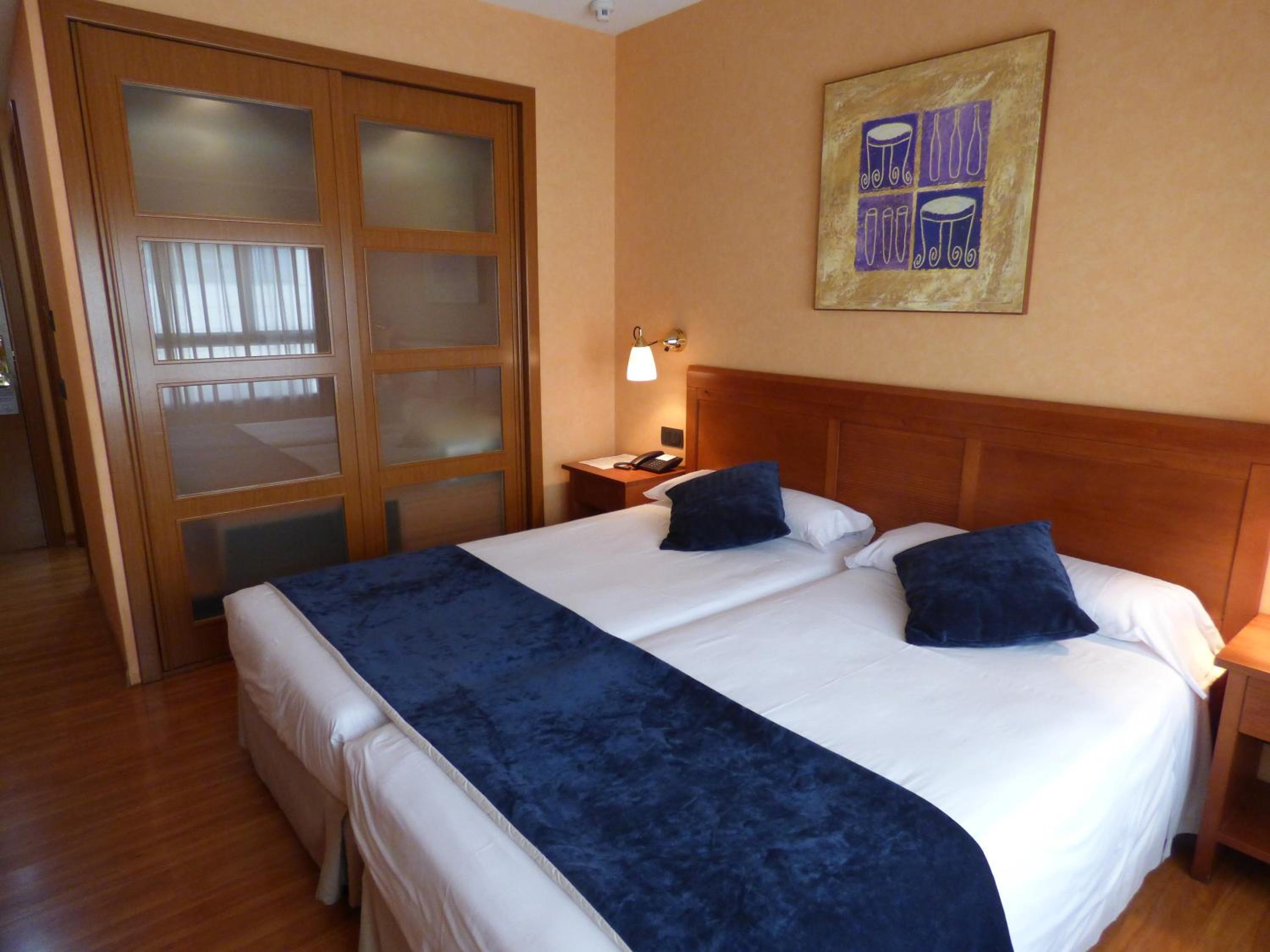 Twin Room with Extra Bed (2 Adults + 1 Child) photo 2
