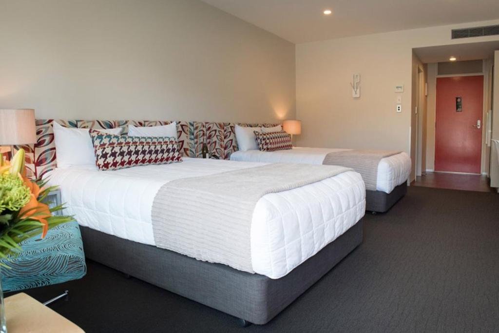 Stafford Interconnecting Twin Room (King & 2x Queen Beds, 2x bathroom)