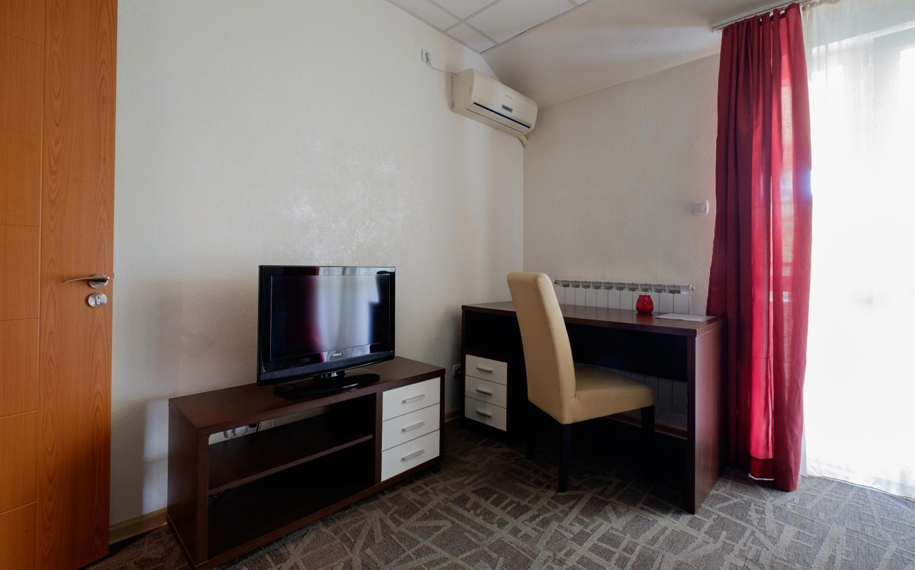 Two-Bedroom Family Apartment with Kitchen and Terrace photo 2