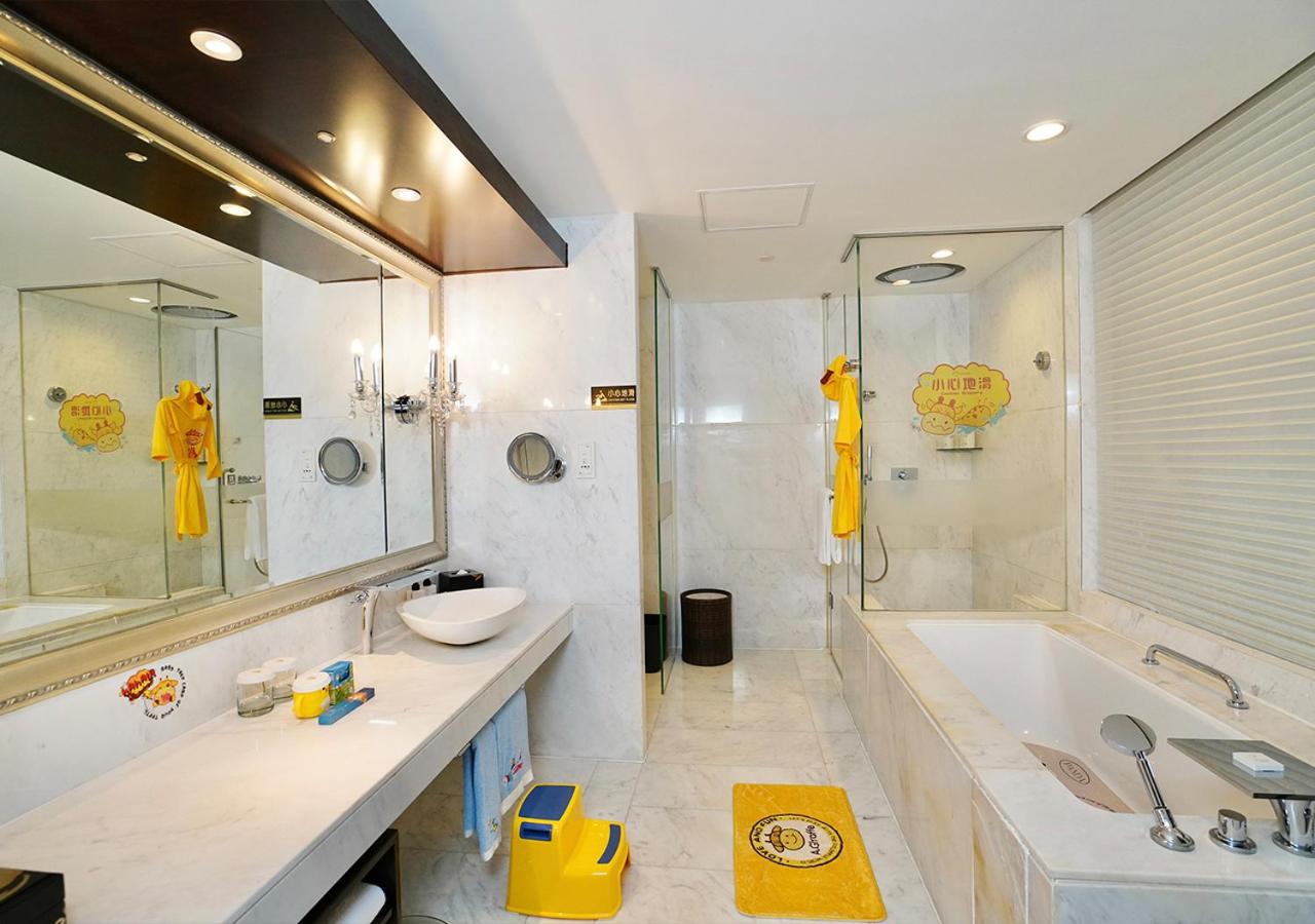 One-Bedroom Suite with Two Double Beds and Lounge Access - Kids Theme photo 2