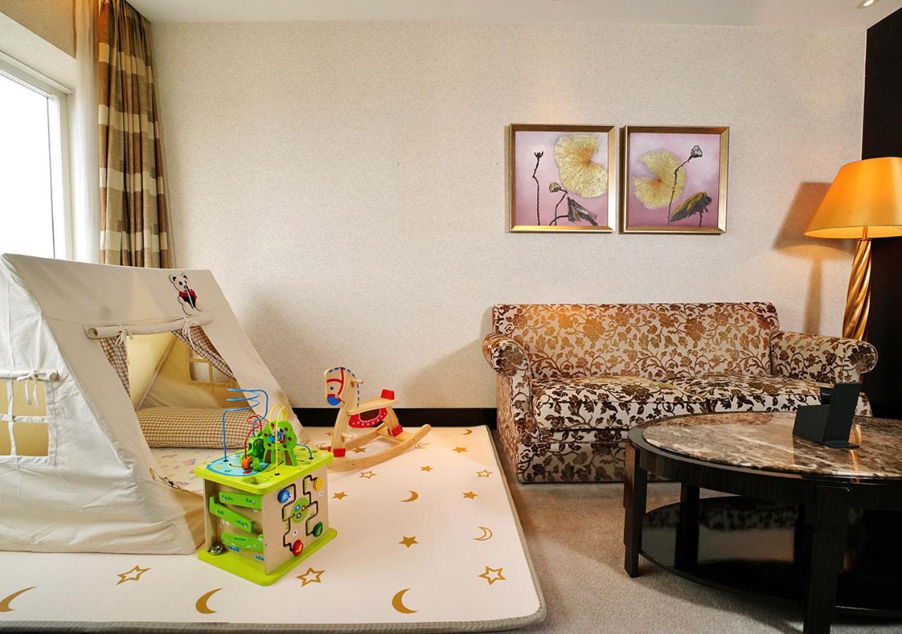 One-Bedroom Suite with Two Double Beds and Lounge Access - Kids Theme photo 3