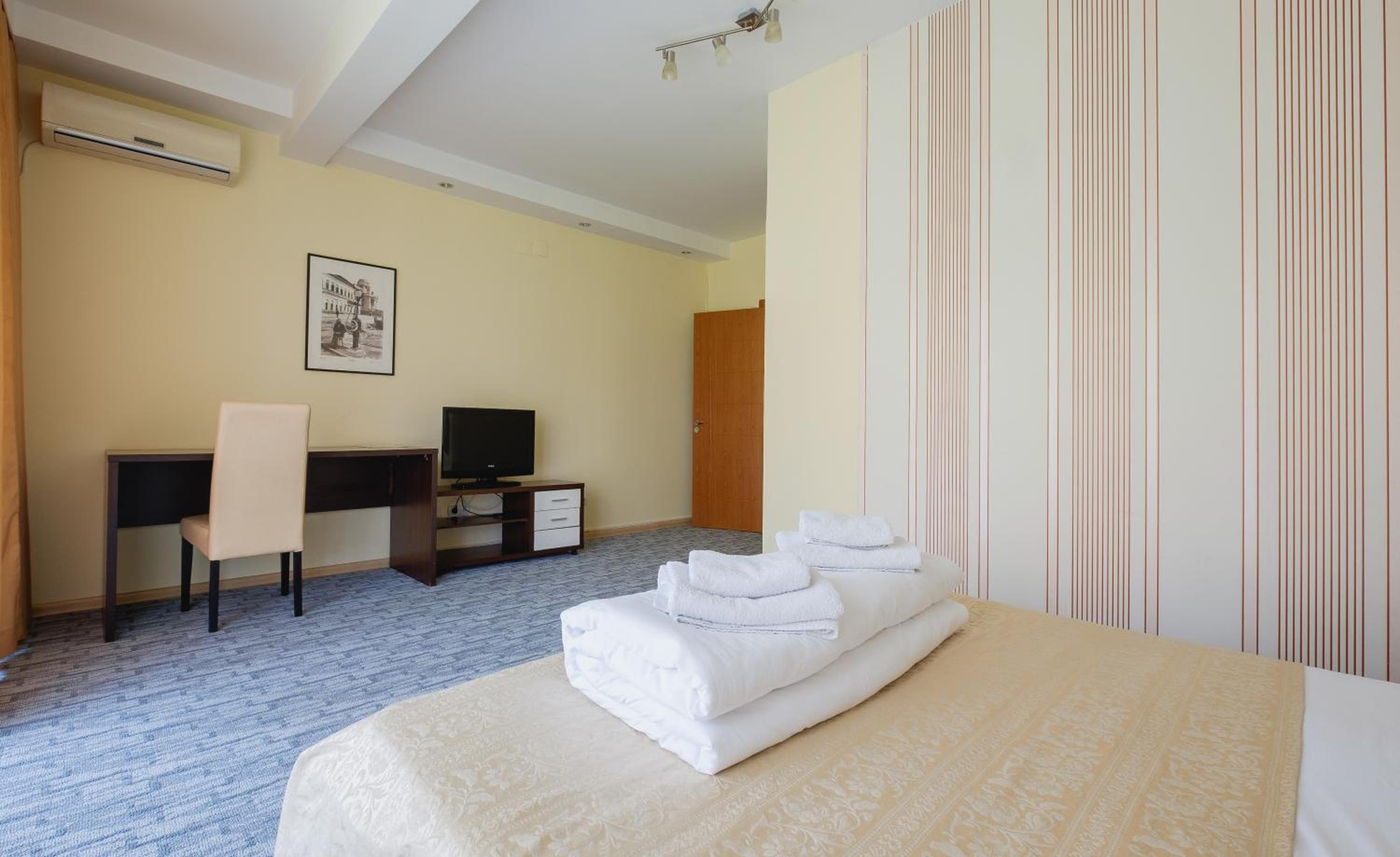 Two-Bedroom Large Family Apartment with Kitchen and Terrace photo 3