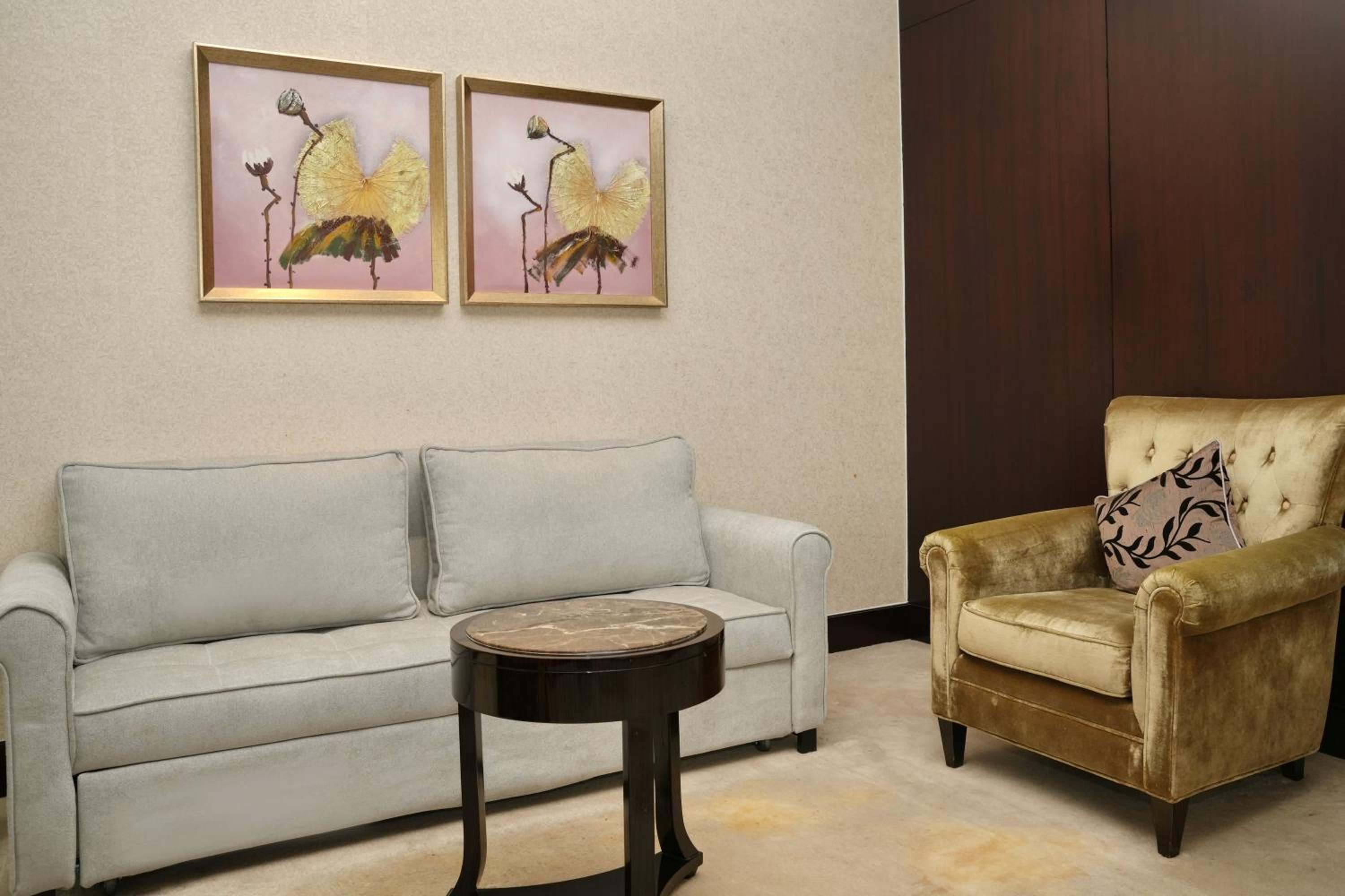 Junior King Suite with Sofa Bed - Photo 5