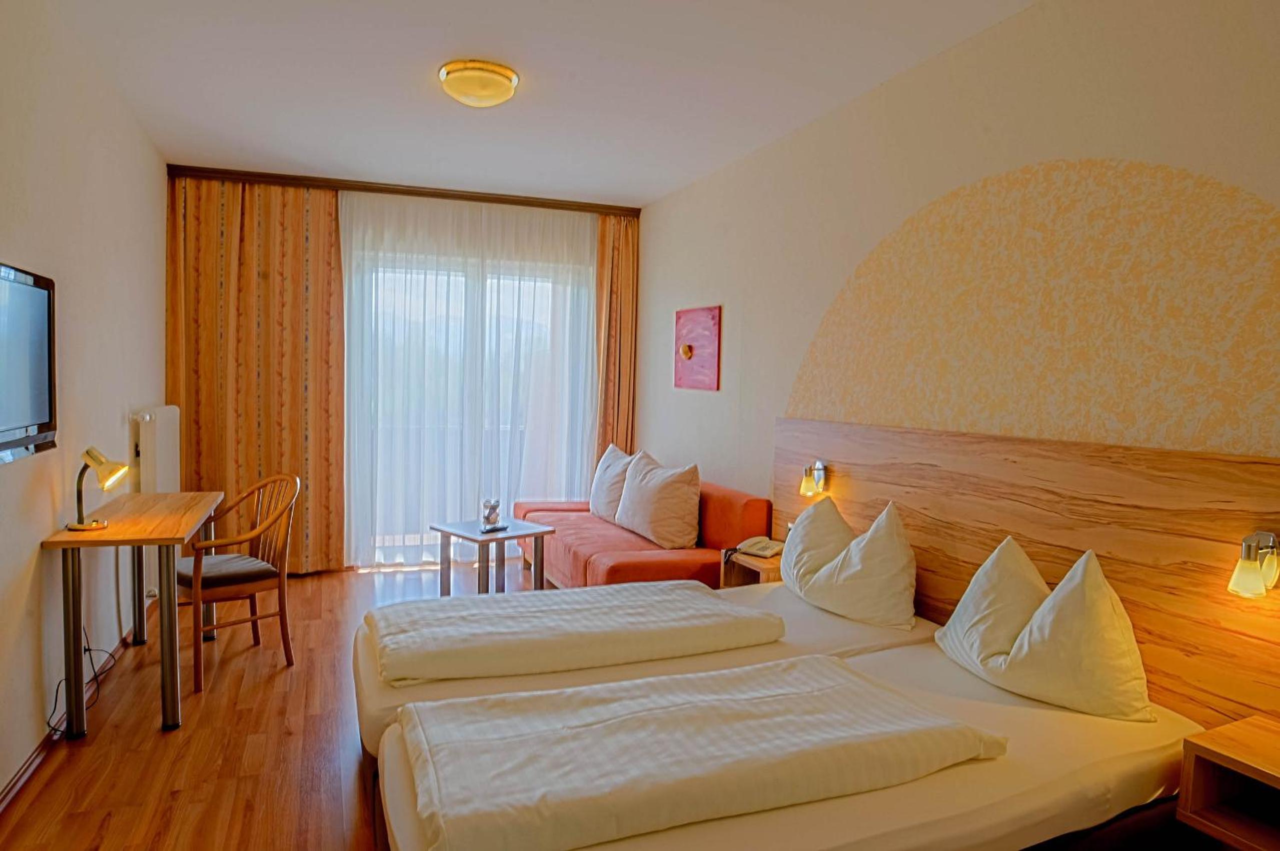 Double Room with Balcony - Photo 4