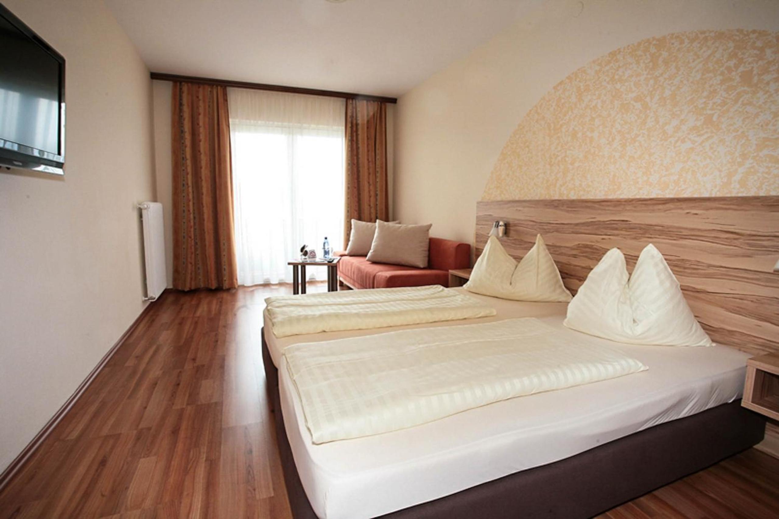 Double Room with Balcony - Photo 3