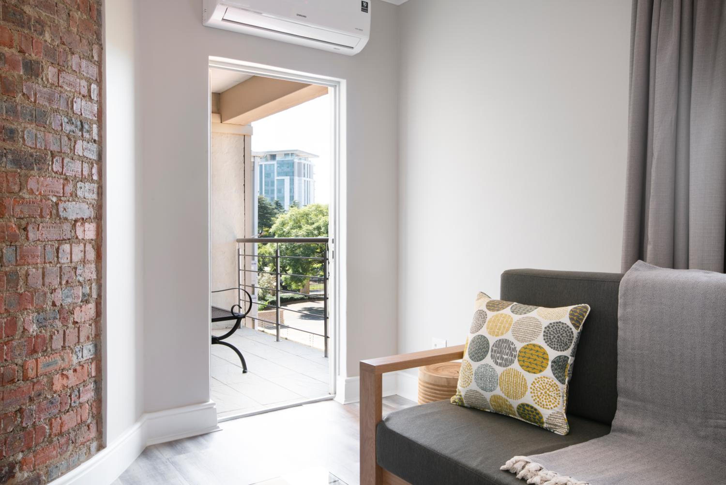 One-Bedroom Apartment with Balcony and City View photo 3