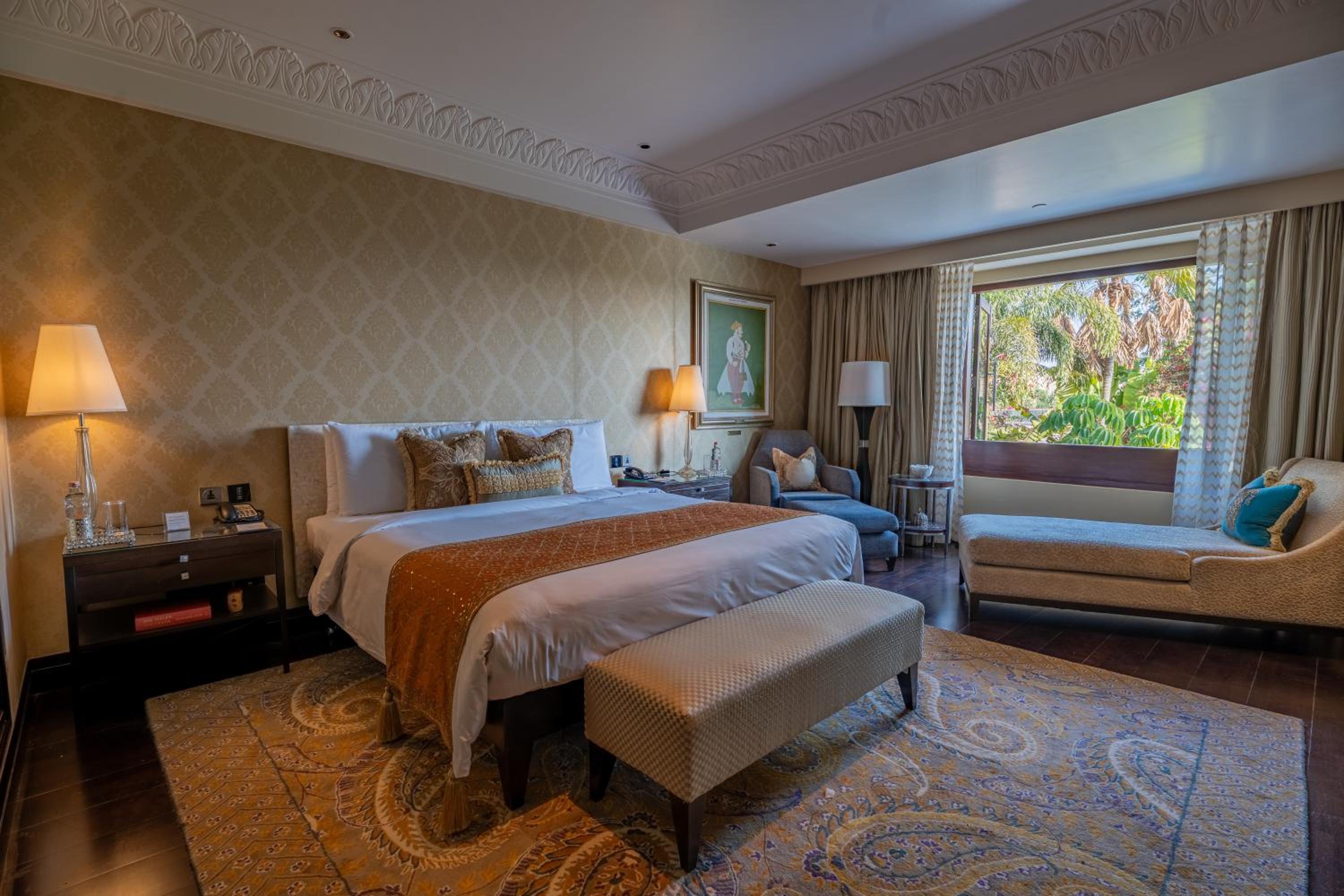Luxury Suite: Complimentary two way airport transfers Luxury Suite: Complimentary two way airport transfers
