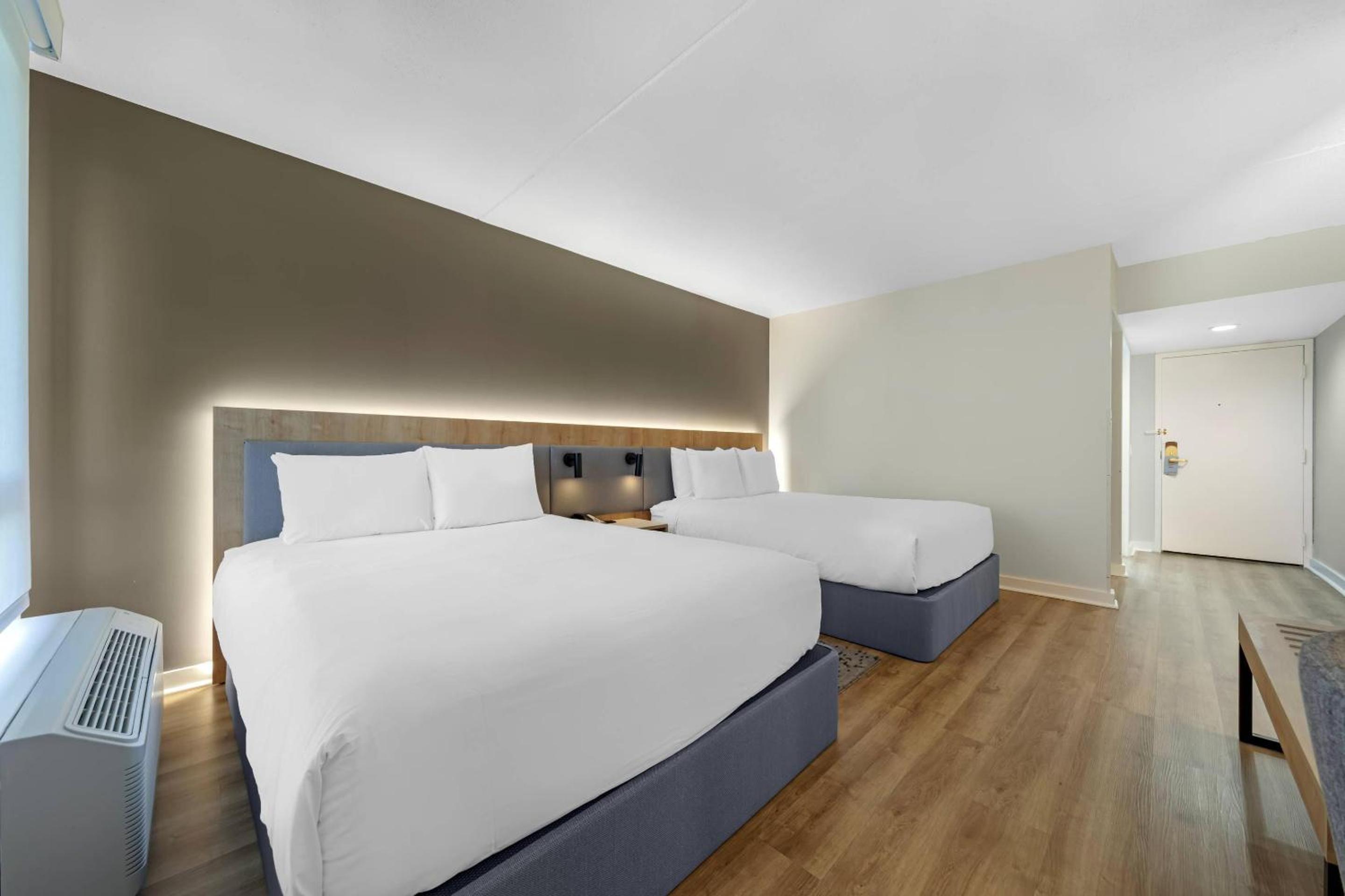 Queen Room with Two Queen Beds - Accessible/Non-Smoking - Photo 3