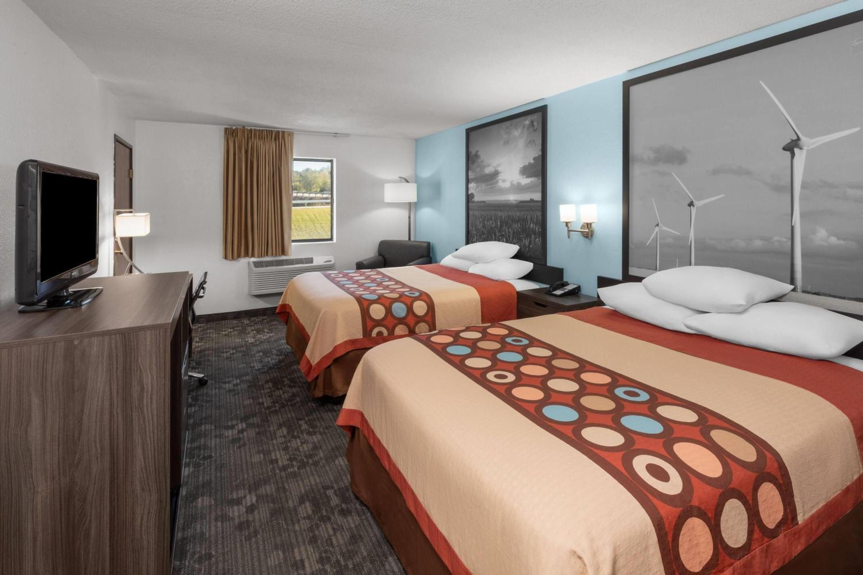 Queen Room with Two Queen Beds - Non-Smoking - Photo 2