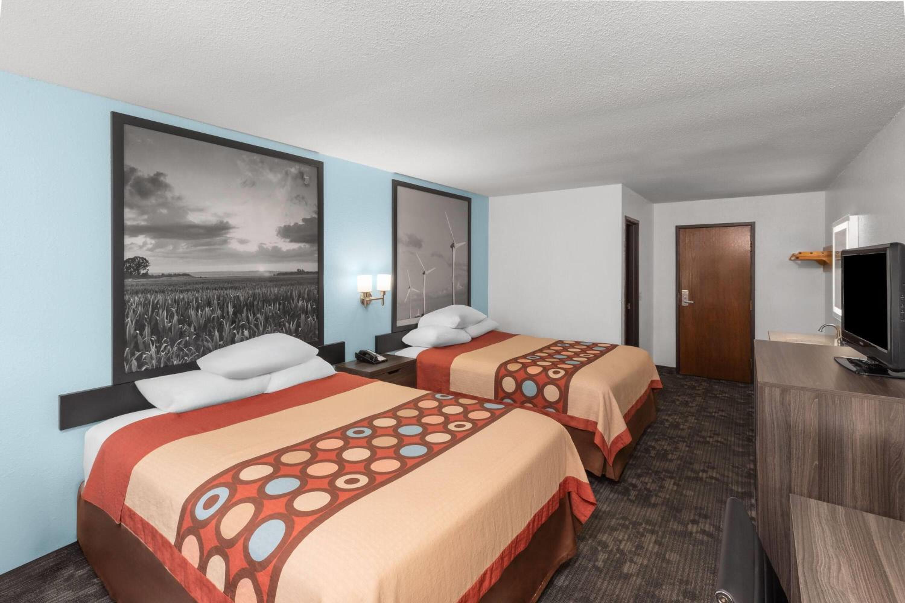 Queen Room with Two Queen Beds - Non-Smoking - Photo 3