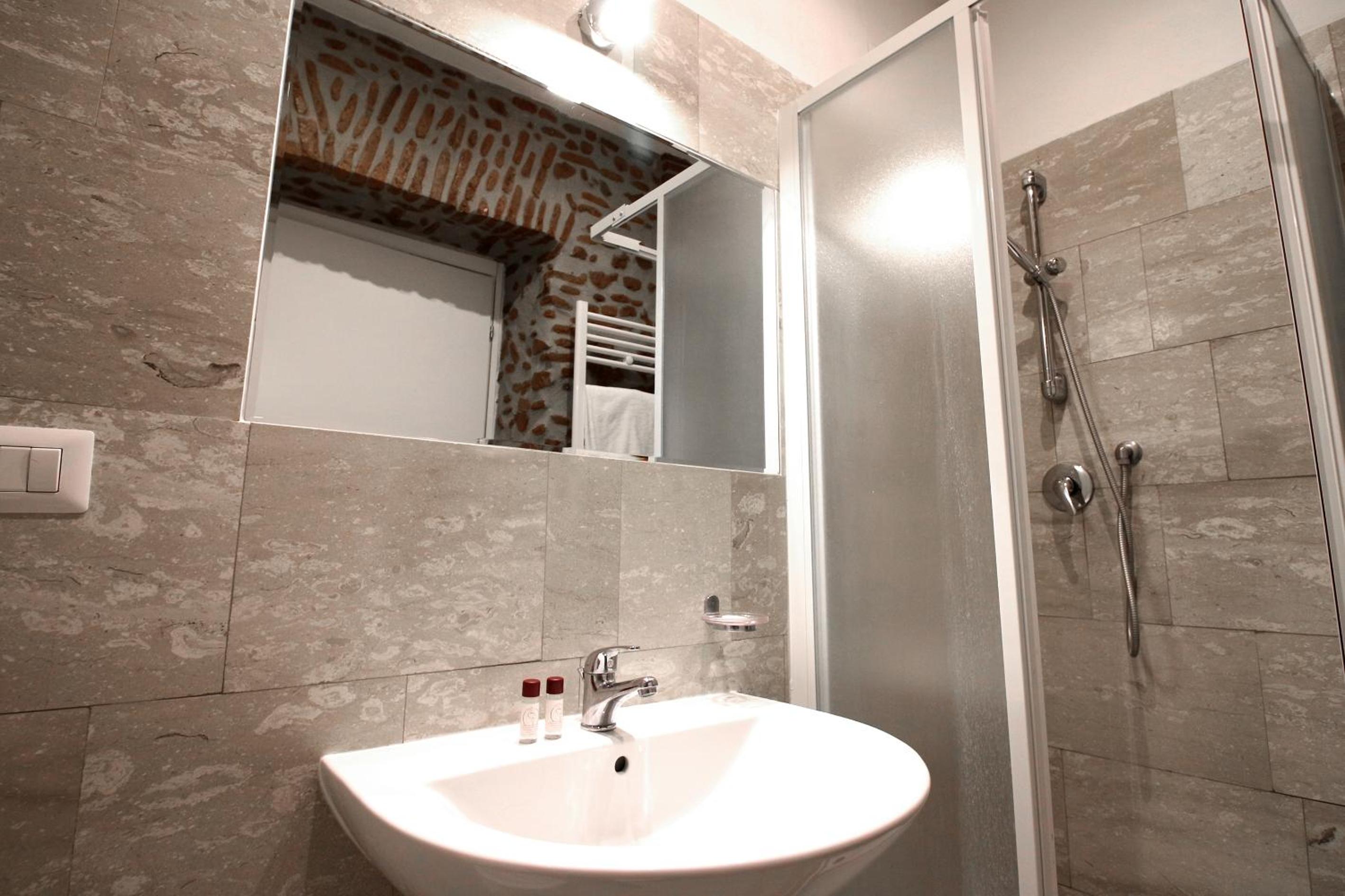 Double or Twin Room with Private Bathroom photo 2