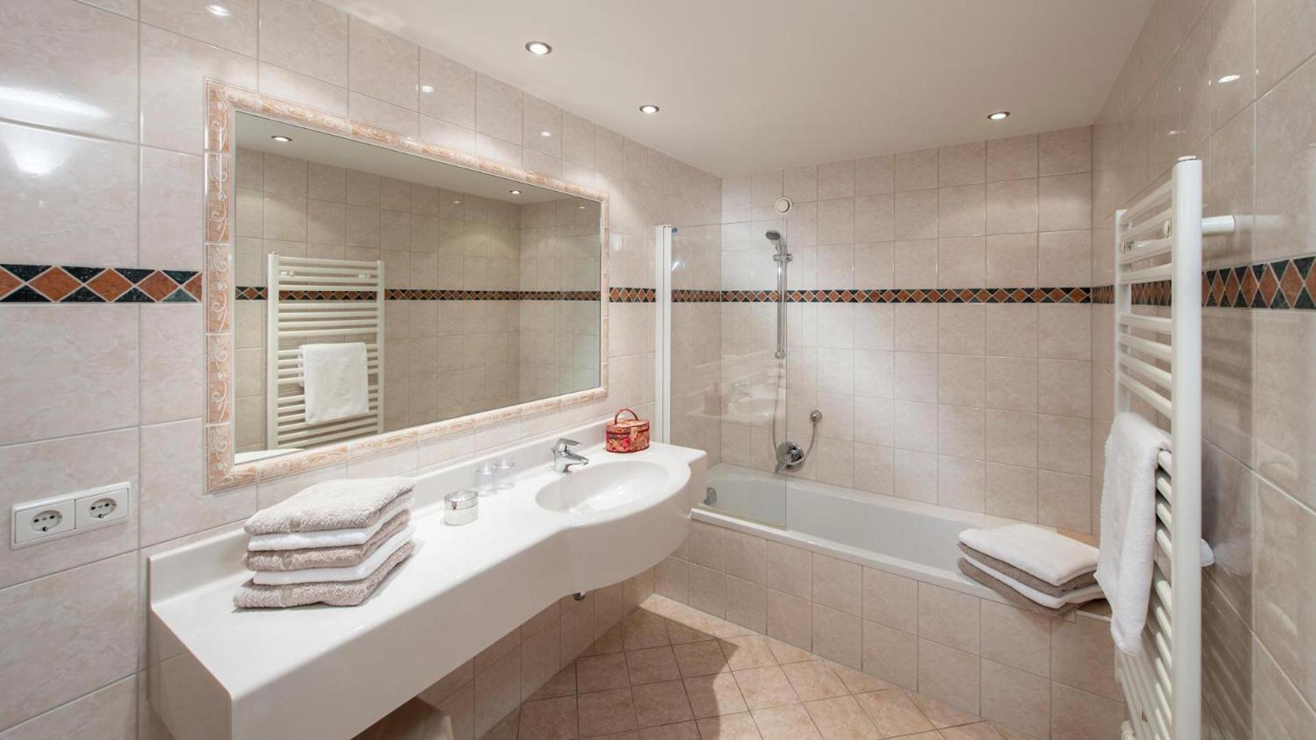 Two-Bedroom Apartment with Balcony photo 2