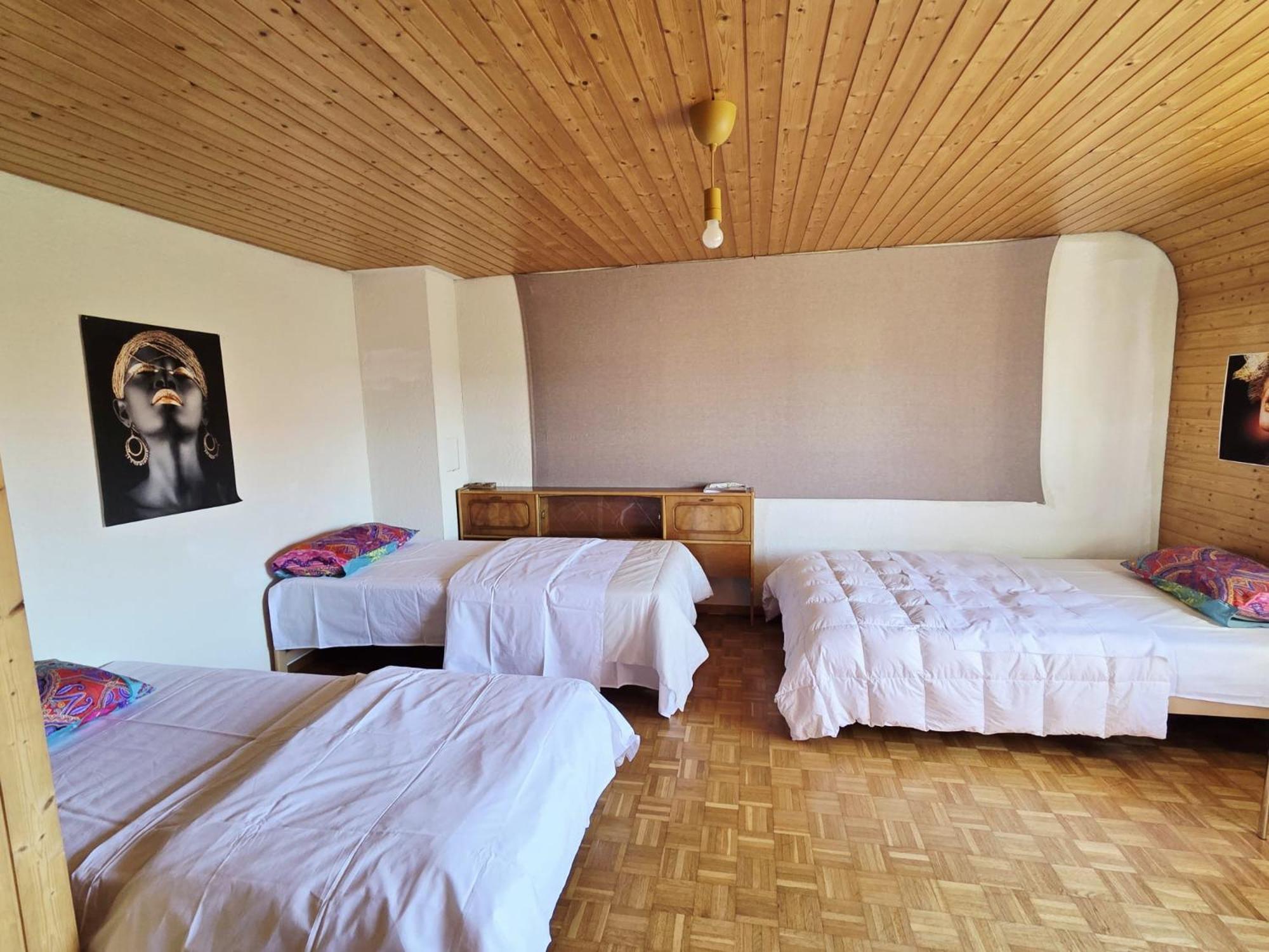 6-Bed Mixed Dormitory Room photo 2