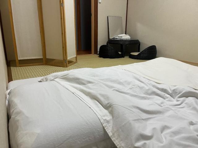 Single Room with Shared Shower and Toilet photo 2
