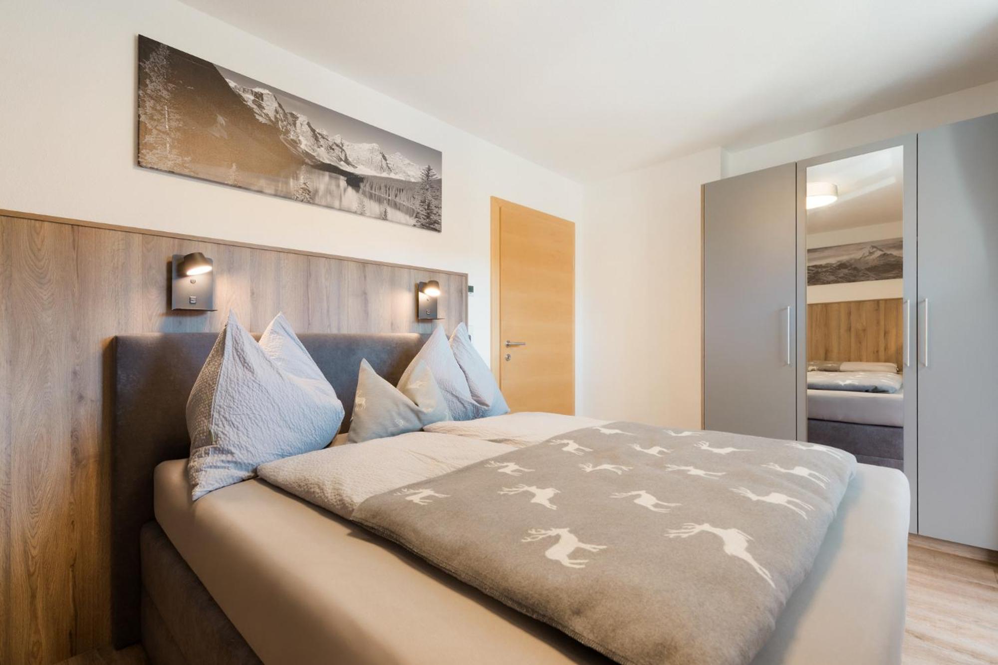 Deluxe Apartment with Three-Bedroom and Mountain View photo 1