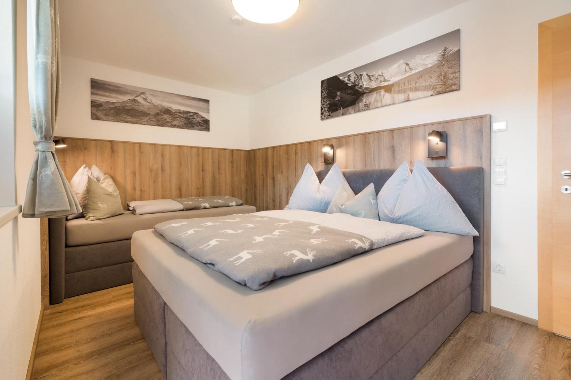 Deluxe Apartment with Three-Bedroom and Mountain View photo 2