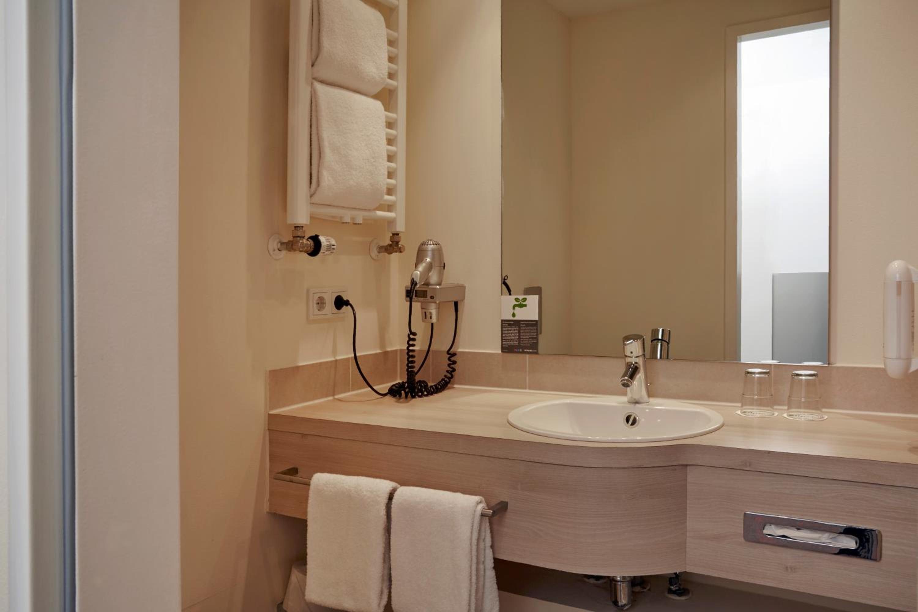Superior Double Room thumbnail 5