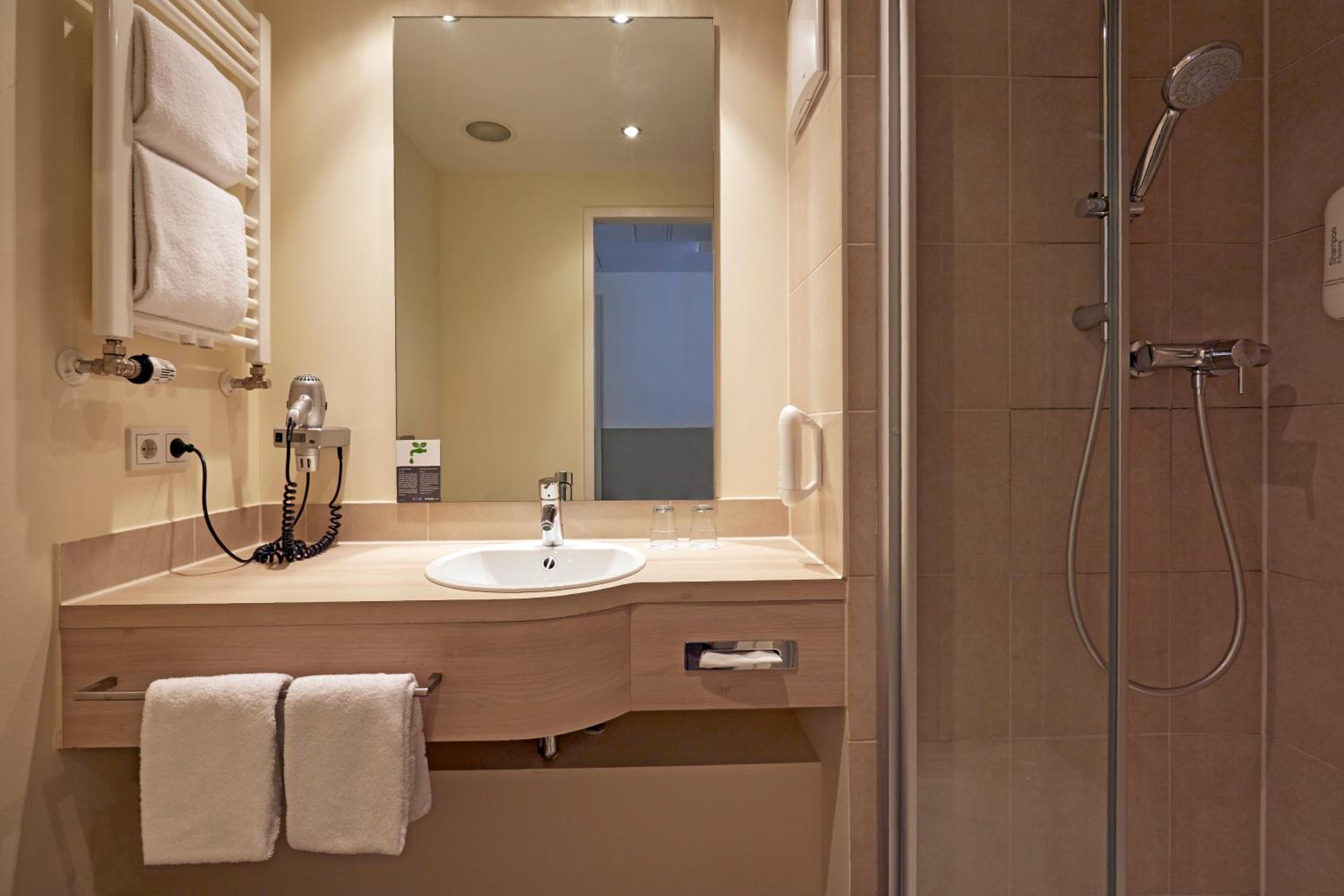 Superior Double Room thumbnail 6