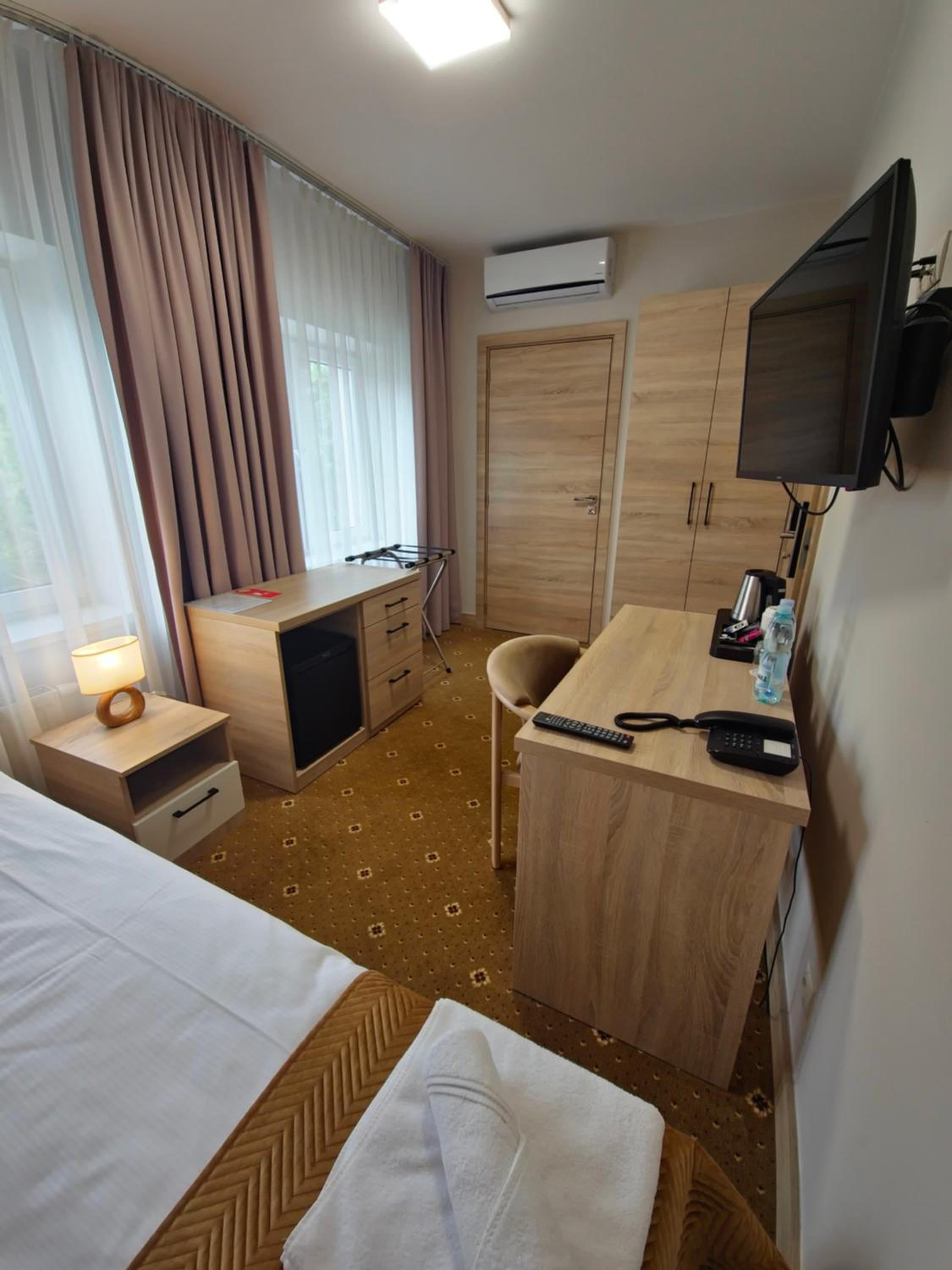 Small Single Room - External Building photo 1
