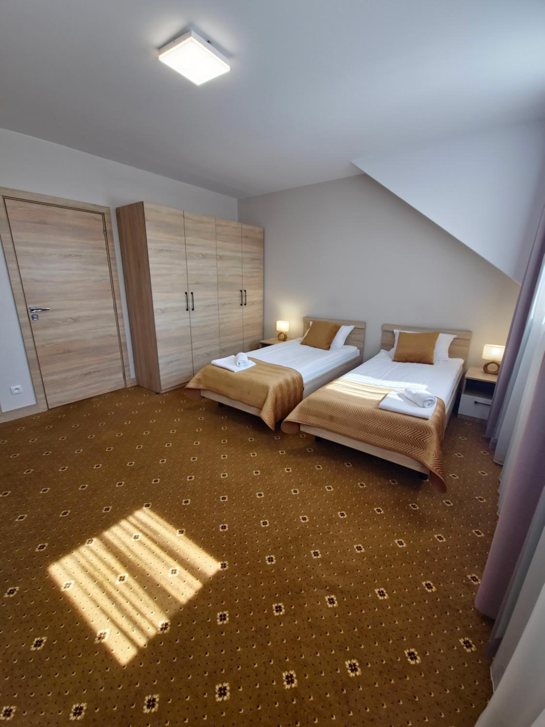 Small Twin Room - External Building - Photo 1