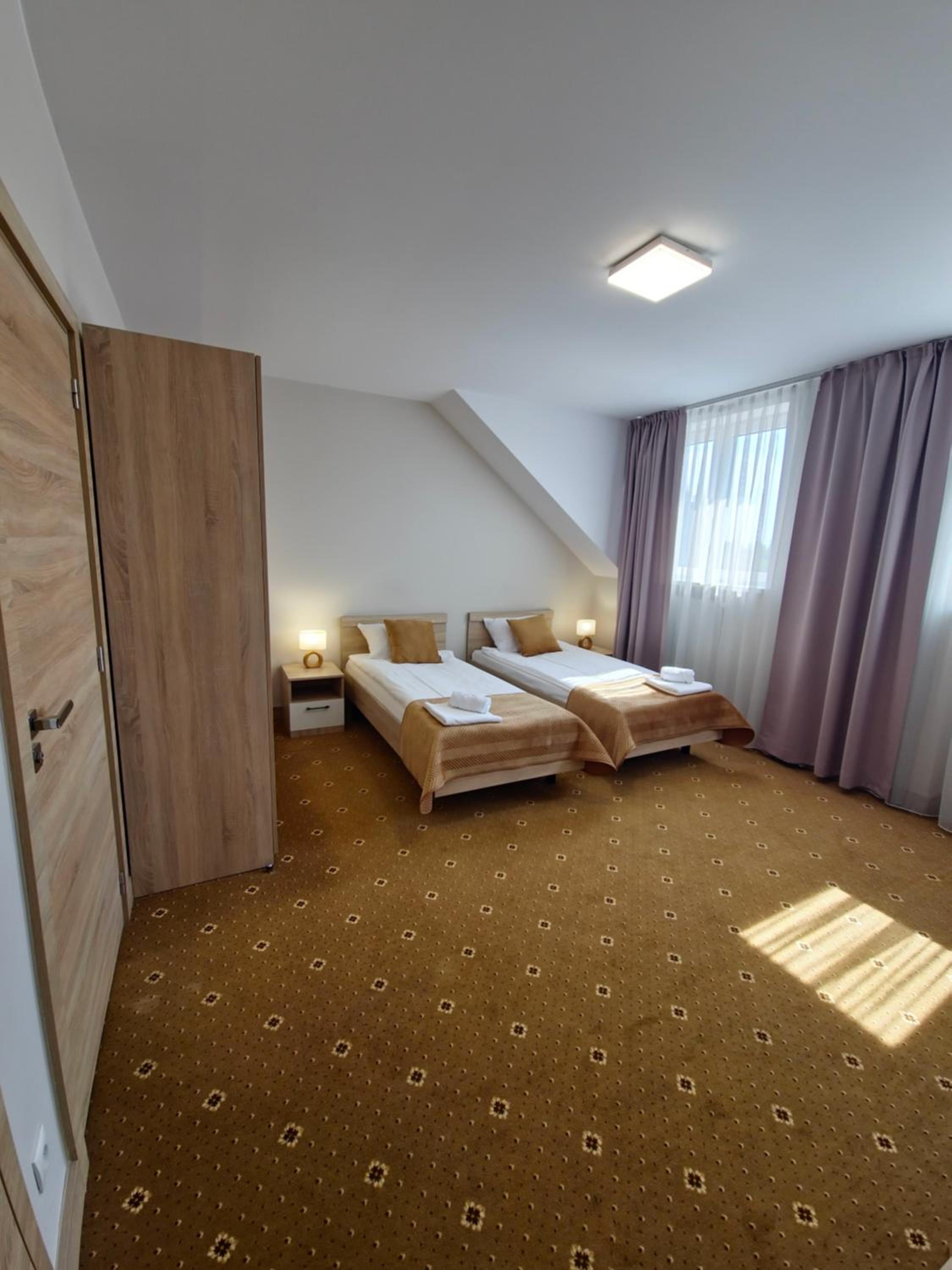 Small Twin Room - External Building - Photo 2