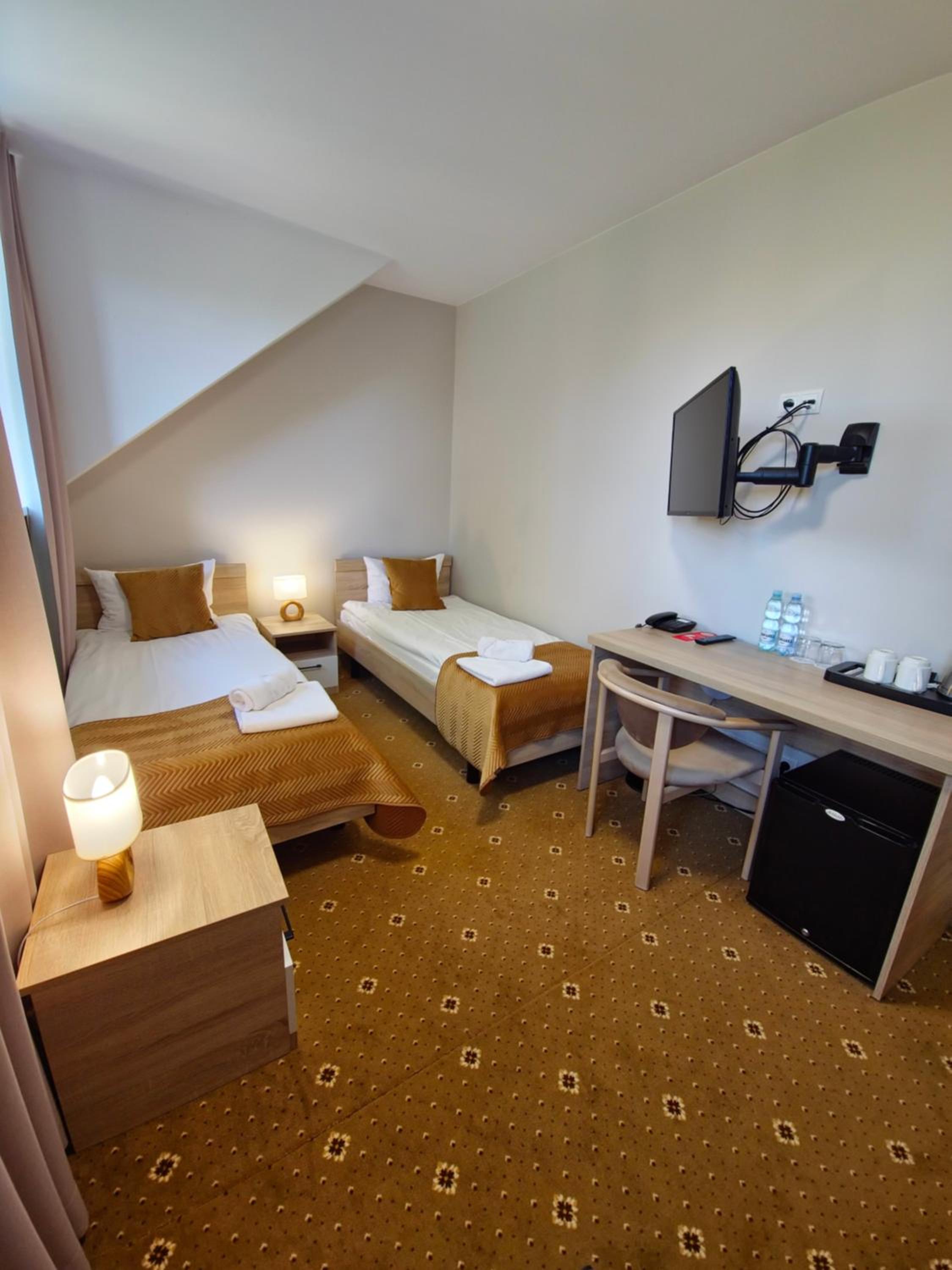 Small Twin Room - External Building - Photo 3