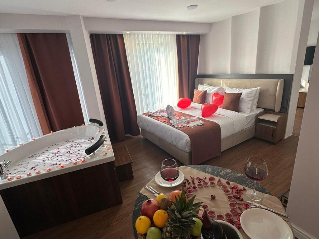 Deluxe Suite with Spa Bath photo 1