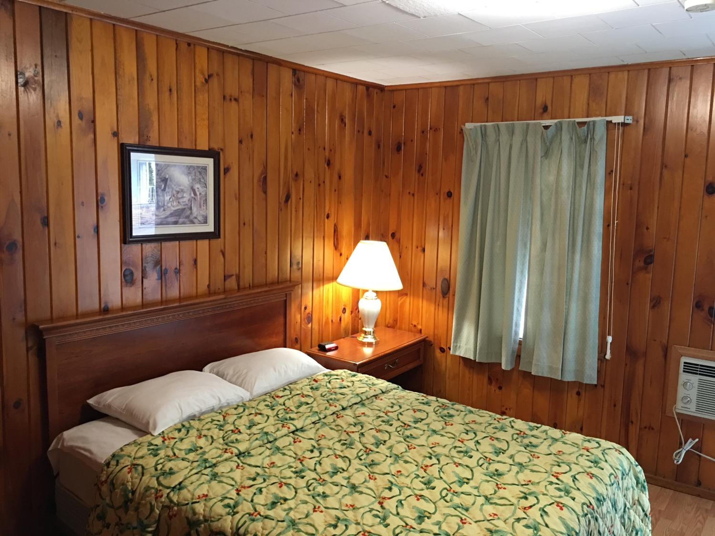 Queen Room photo 2