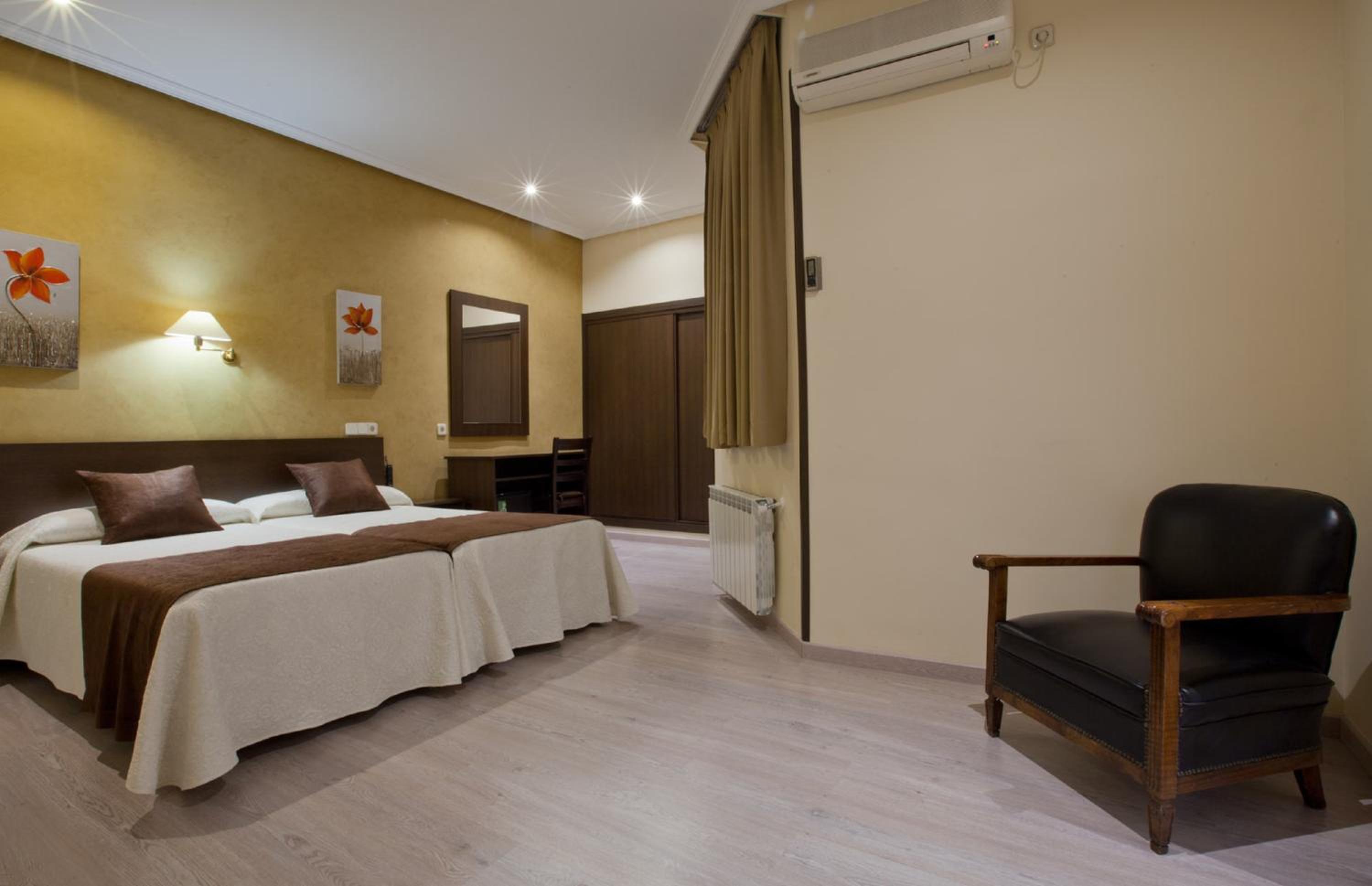 Budget Double Room photo 3