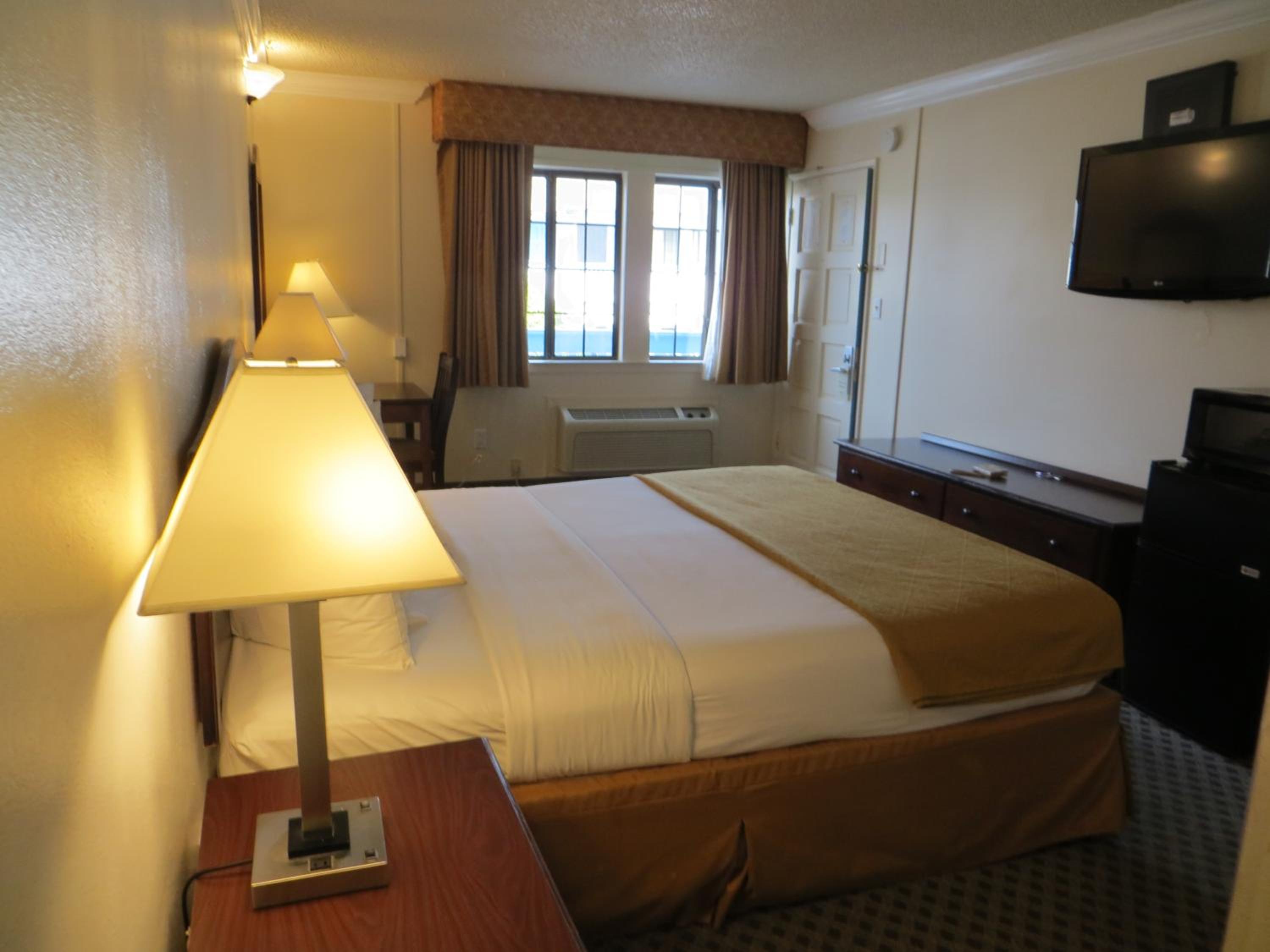 King Room with Fireplace - Photo 1