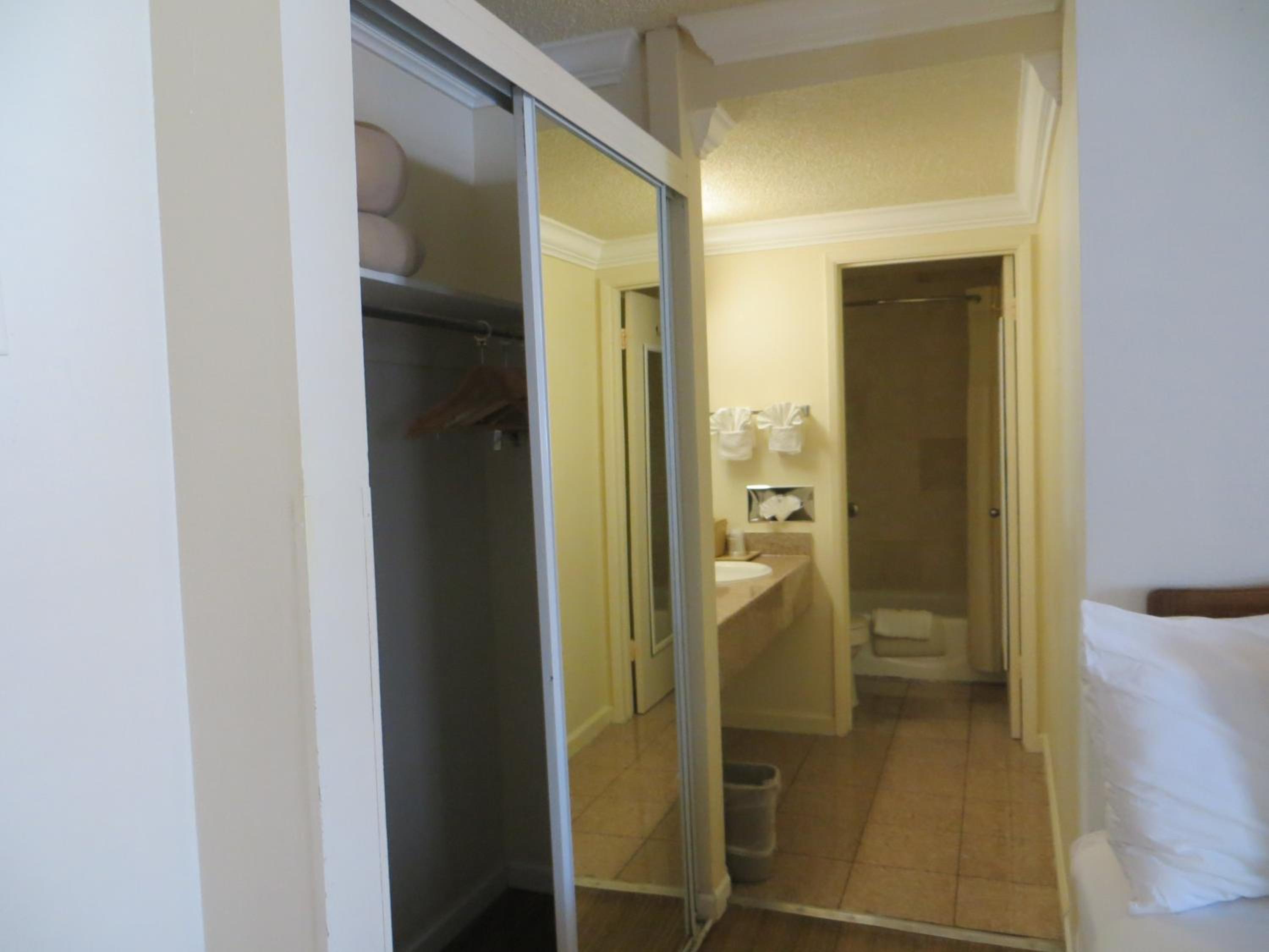 Queen Room with Two Queen Beds - Photo 3
