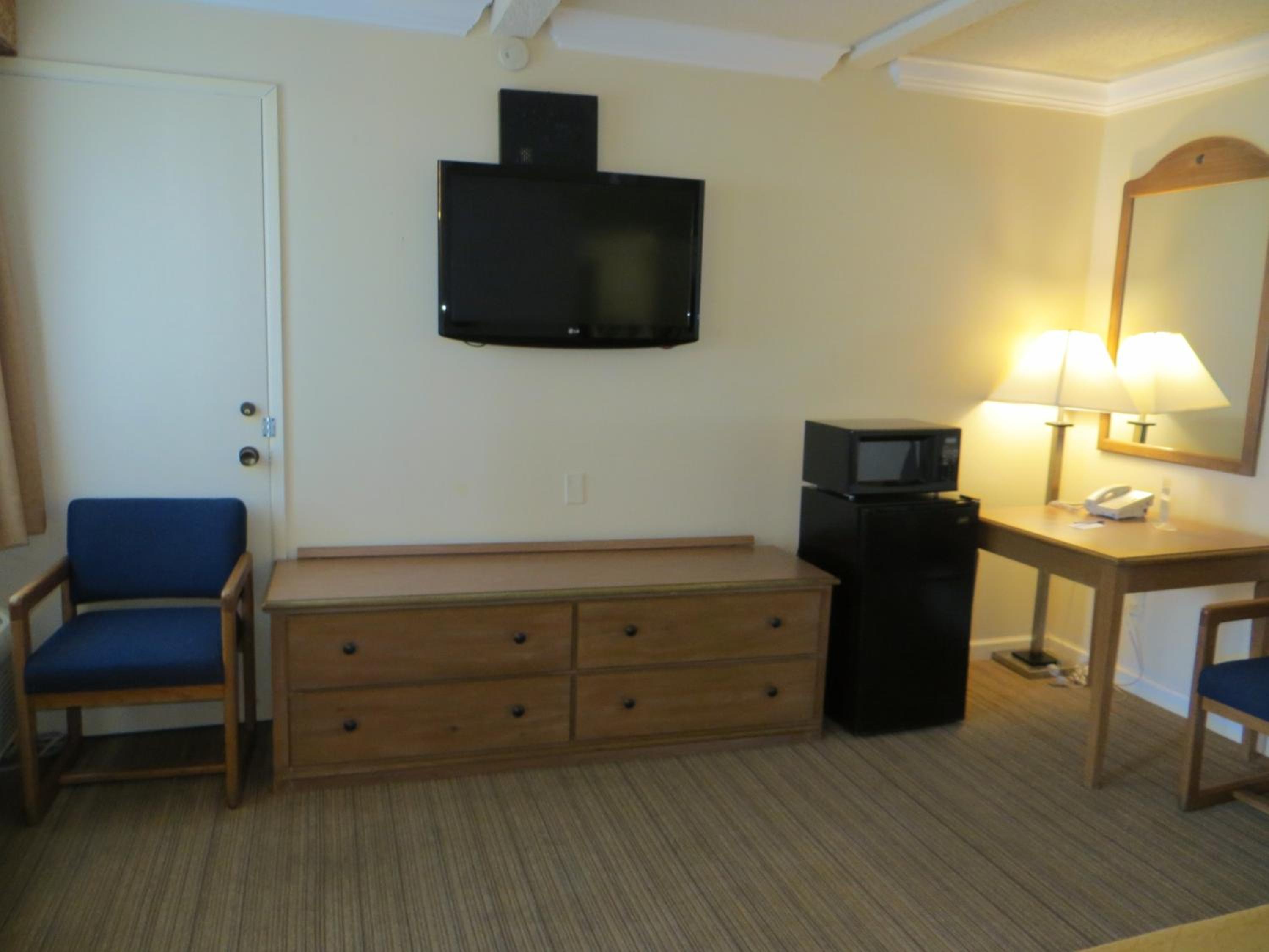 Queen Room with Two Queen Beds - Photo 4