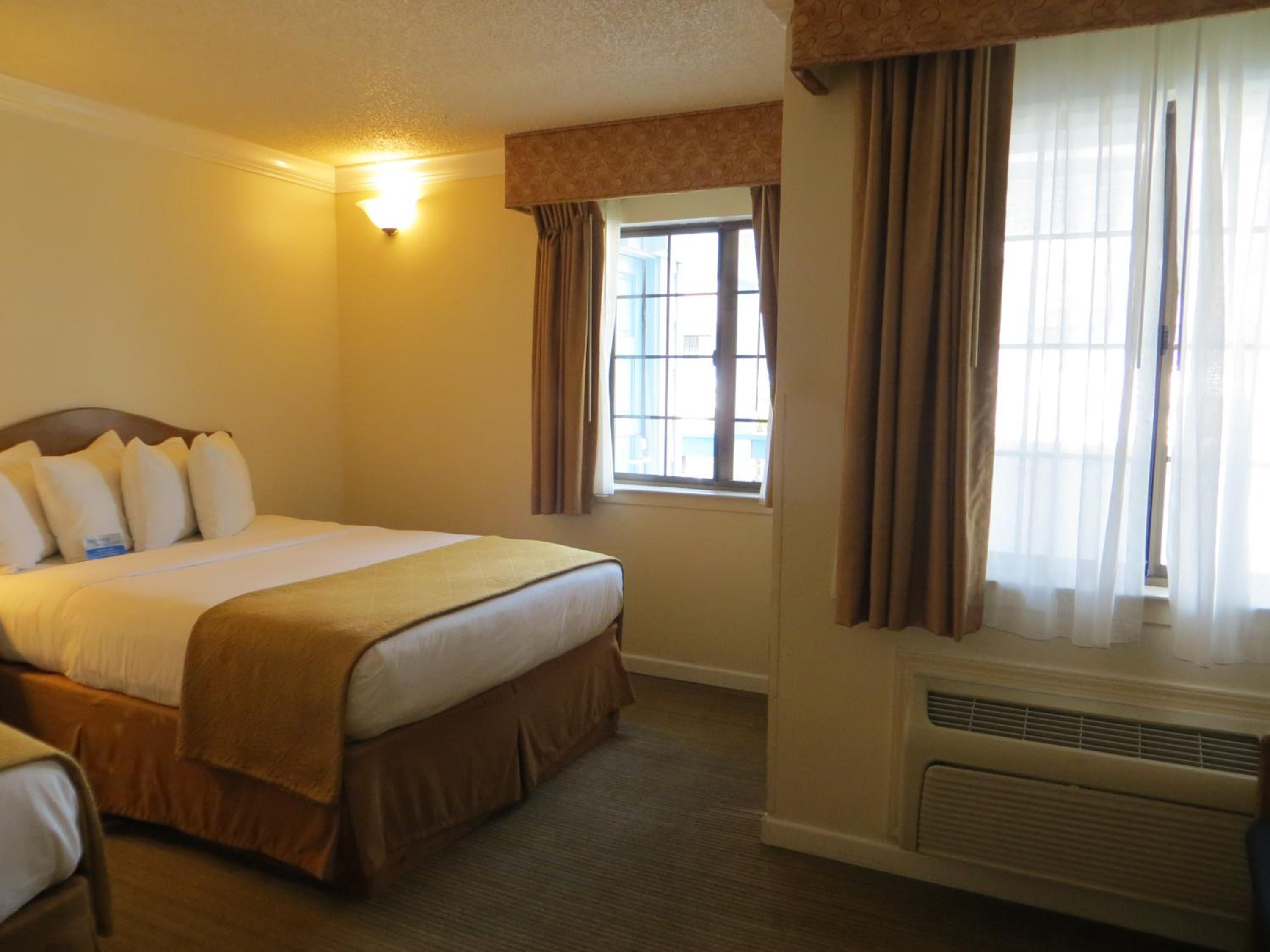 Queen Room with Two Queen Beds - Photo 1