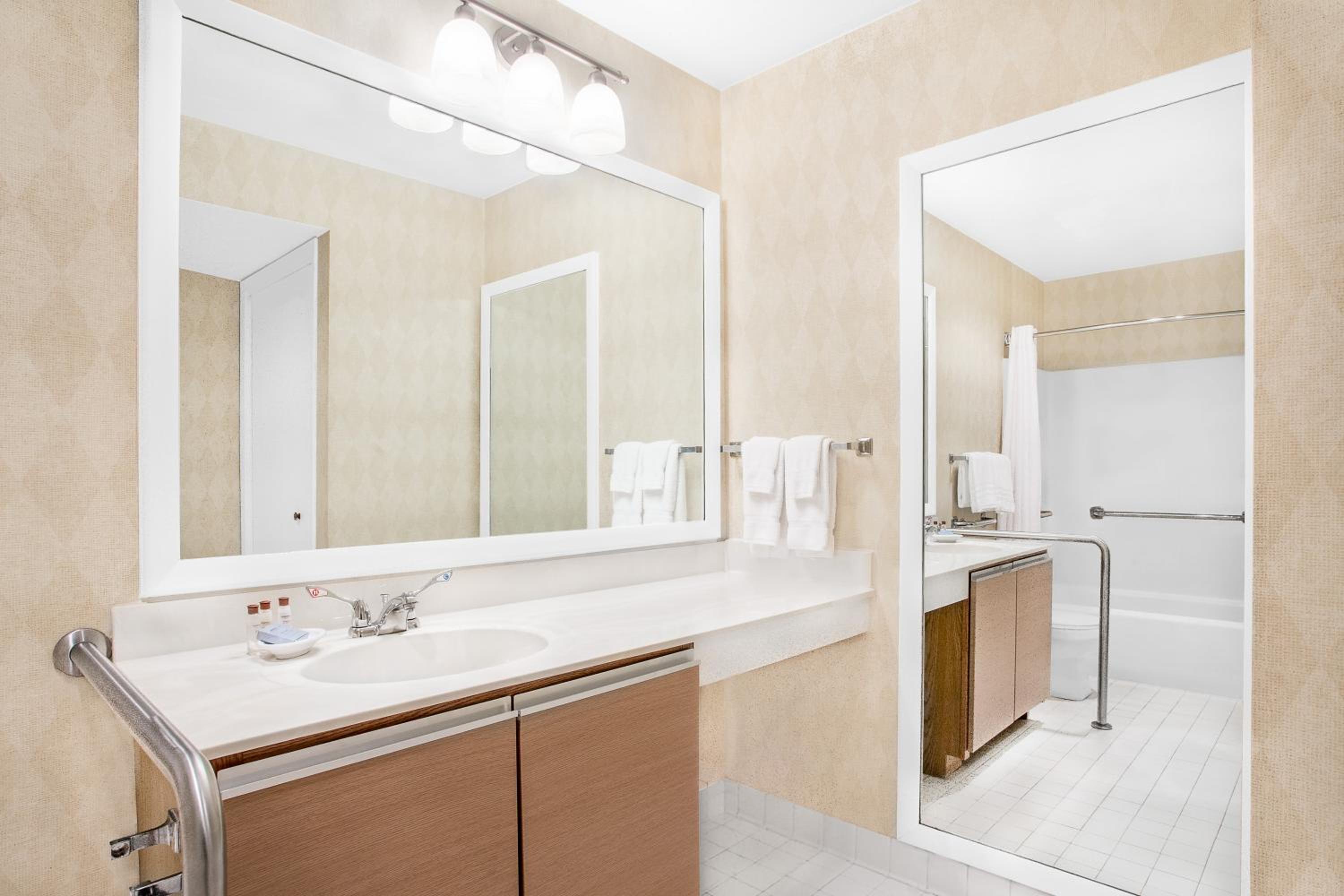 Queen Suite - Disability Access photo 3