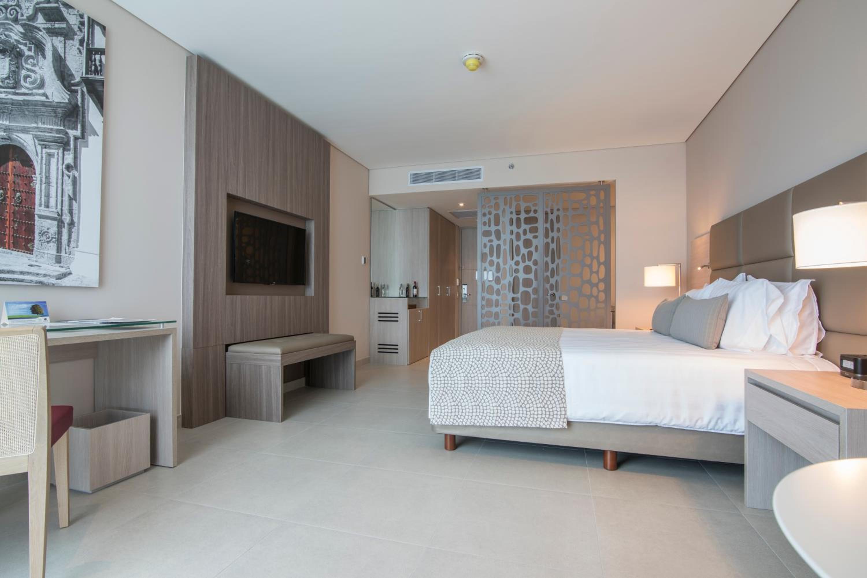 Deluxe Double Room with Balcony photo 3